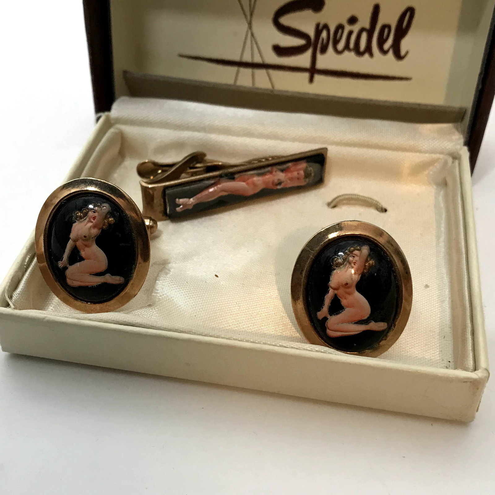 Vintage Intaglio Reverse Glass Naked Lady Marilyn: Vintage Intaglio Reverse Glass Naked Lady Marilyn Monroe Cufflinks Tie Bar Pinup Please view all photos as they are part of the description and condition of this Item, Feel free to contact me with que