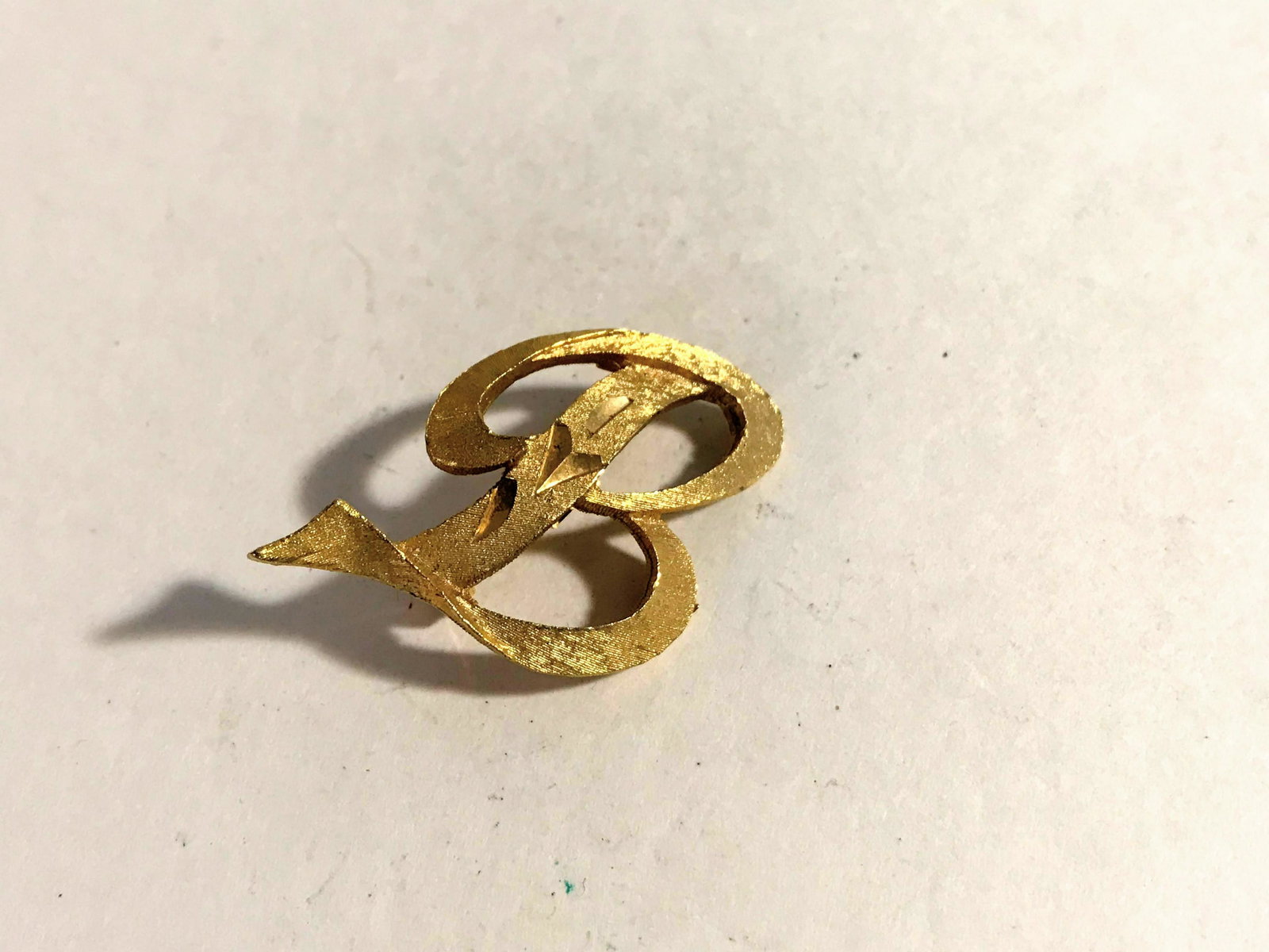 Vintage 60's Signed Mamselle Diamond Cut Gold Tone: Vintage 60's Signed Mamselle Diamond Cut Gold Tone Letter Initial B Brooch Pin Please view all photos as they are part of the description and condition of this Item, Feel free to contact me with quest