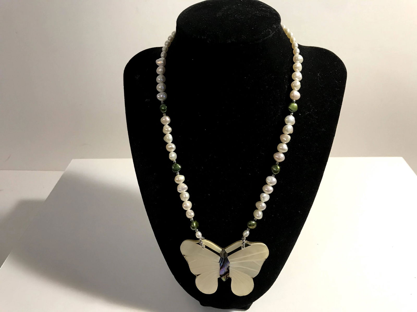 Alpaca Mexico Mother of pearl/Abalone Pendant/Brooch: Alpaca Mexico Mother of pearl/Abalone Pendant/Brooch Butterfly Brooch Necklace Please view all photos as they are part of the description and condition of this Item, Feel free to contact me with quest