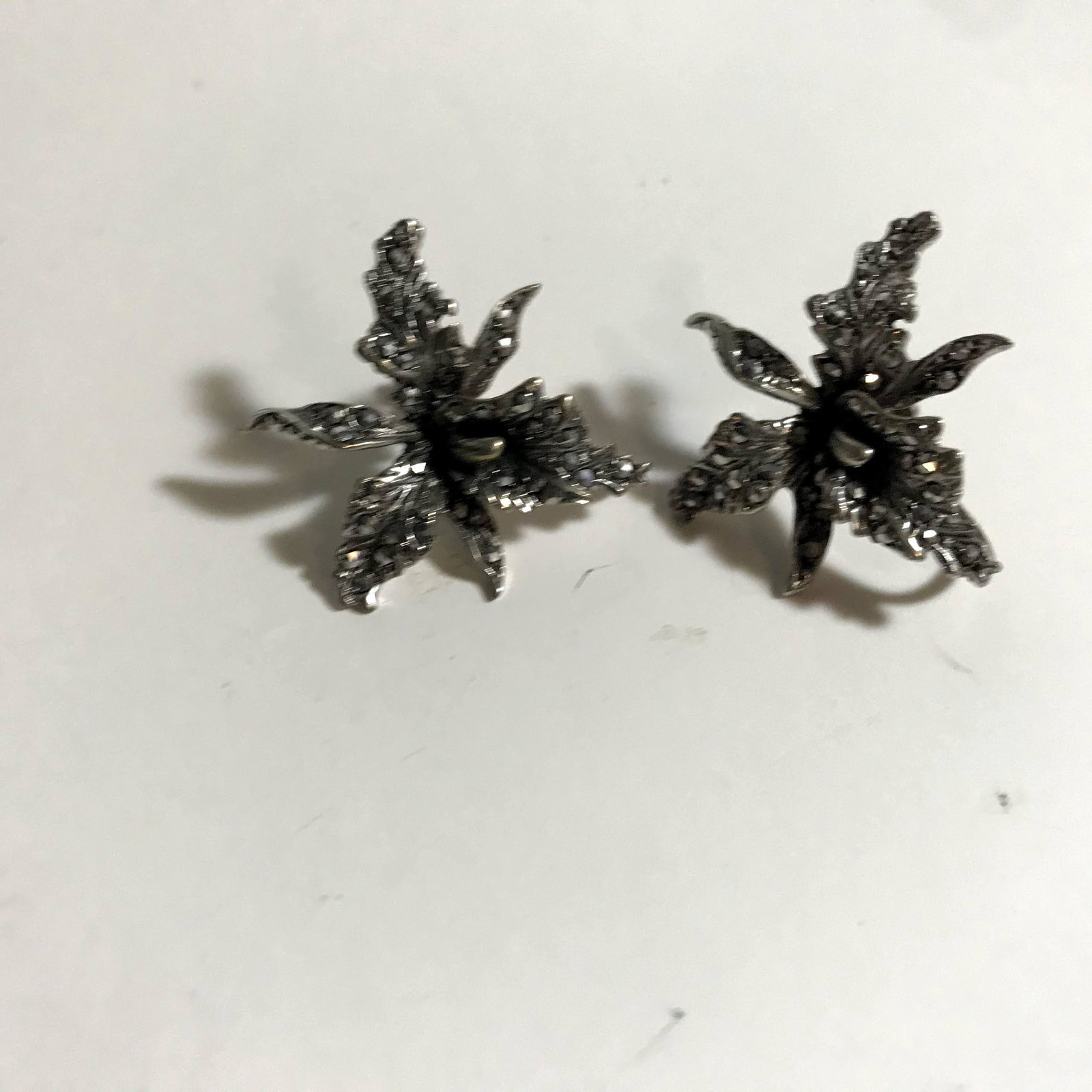 Vintage Sterling Marcasite Screw back Earrings flower: Vintage Sterling Marcasite Screw back Earrings flower Please view all photos as they are part of the description and condition of this Item, Feel free to contact me with questions or picture requests 