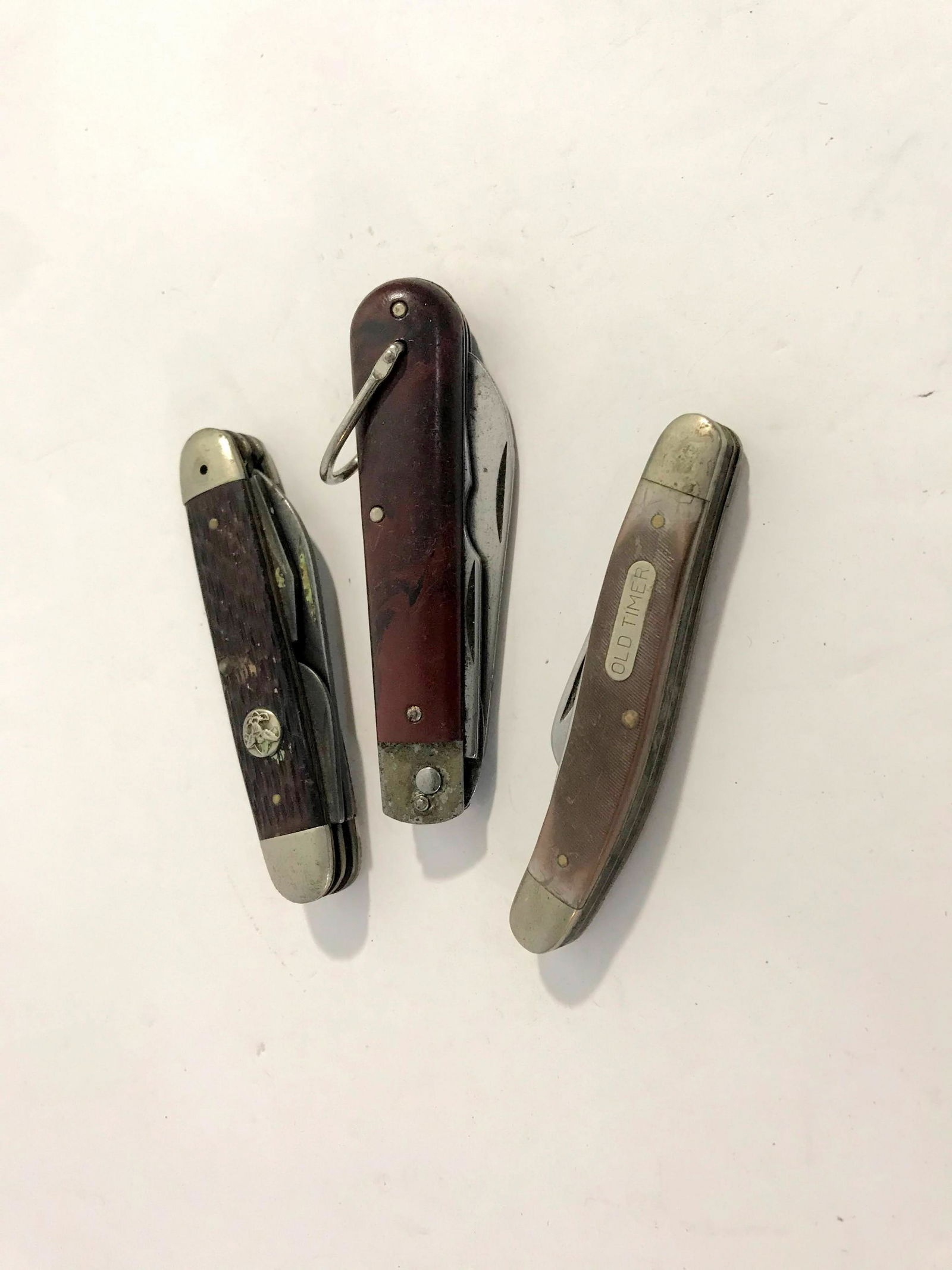 lot of three pocket Knifes: lot of three pocket Knifes ulster, colonial, old timer Please view all photos as they are part of the description and condition of this Item, Feel free to contact me with questions or picture requests