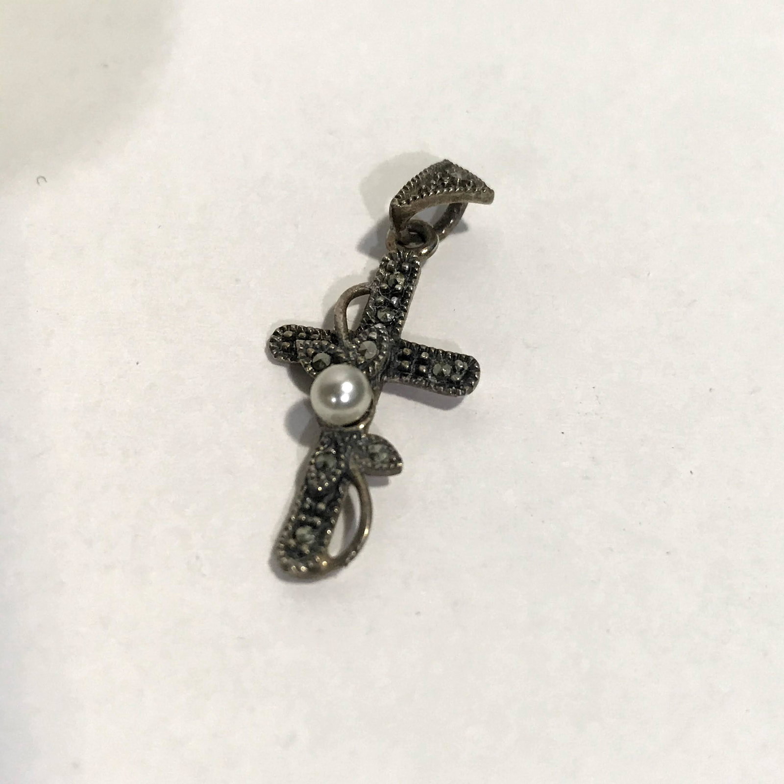 Vintage Sterling Silver Marcasite Pearl Cross 1": Vintage Sterling Silver Marcasite Pearl Cross 1" Please view all photos as they are part of the description and condition of this Item, Feel free to contact me with questions or picture requests!.Used