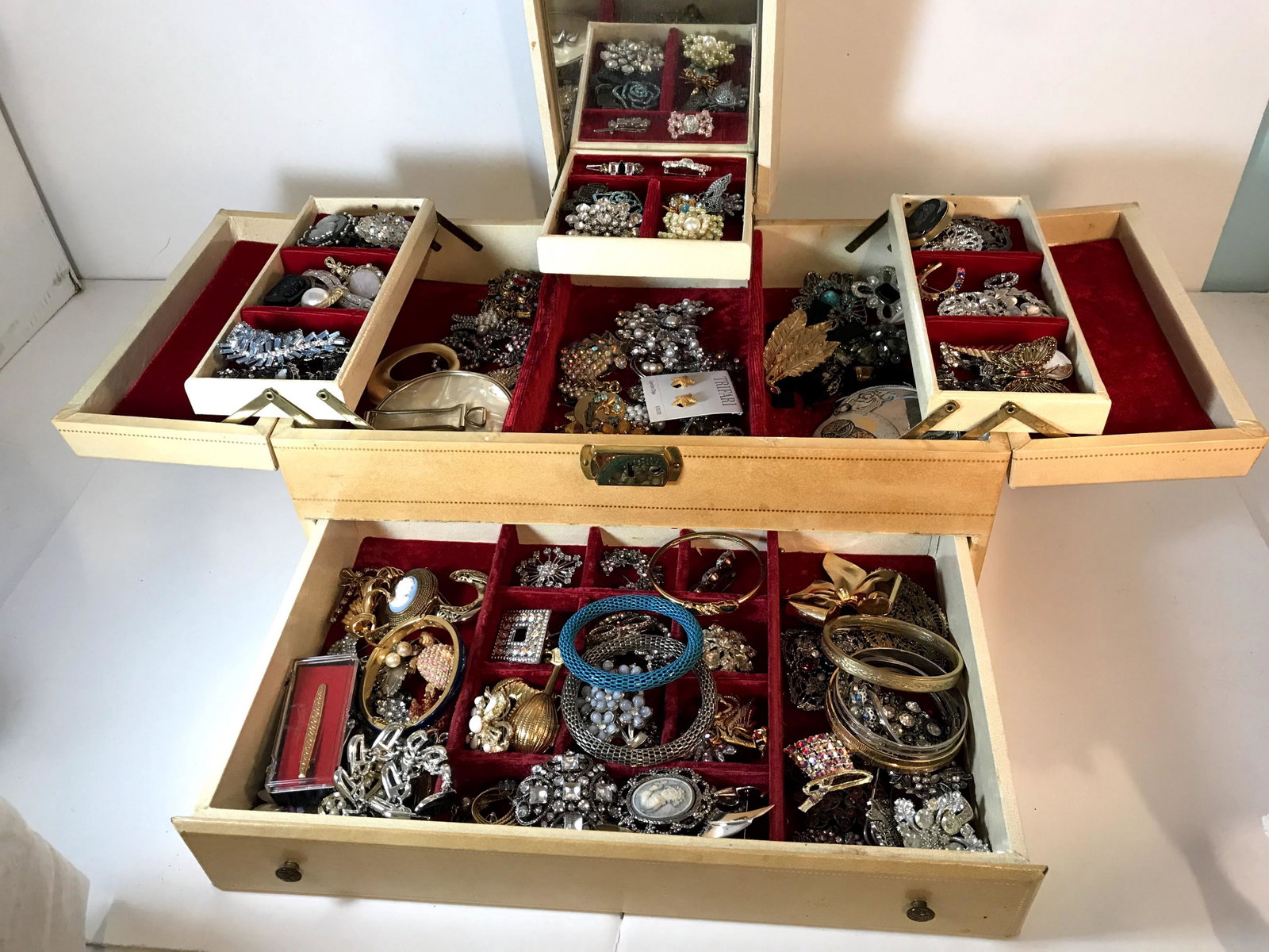 Vintage Lot of over 100 Brooches with Jewelry Box: Vintage Lot of over 100 Brooches with Jewelry Box Please view all photos as they are part of the description and condition of this Item, Feel free to contact me with questions or picture requests! Use