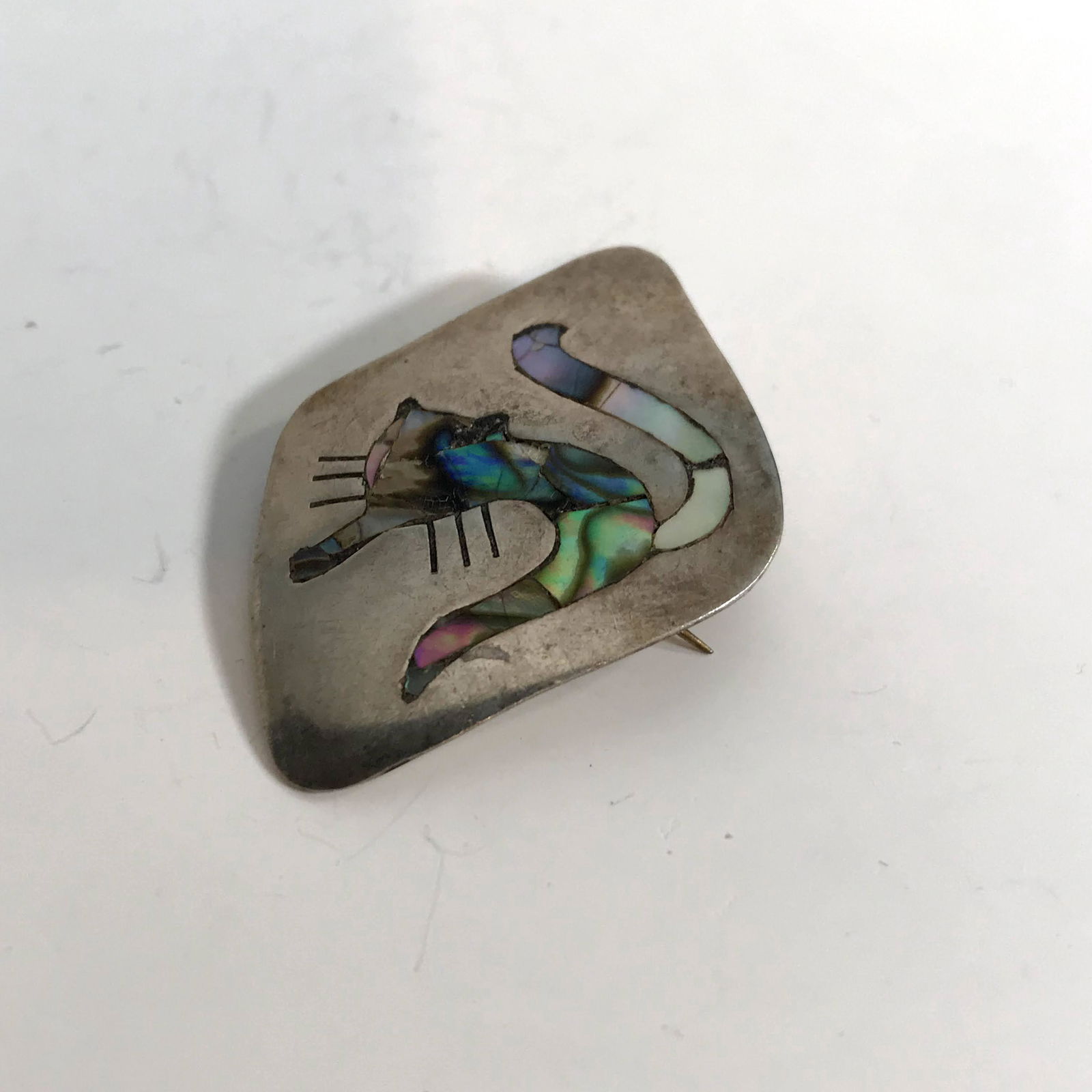 Vintage Sterling Silver Abalone Inlay Cat Pin Brooch: Vintage Sterling Silver Abalone Inlay Cat Pin Brooch Please view all photos as they are part of the description and condition of this Item, Feel free to contact me with questions or picture requests!