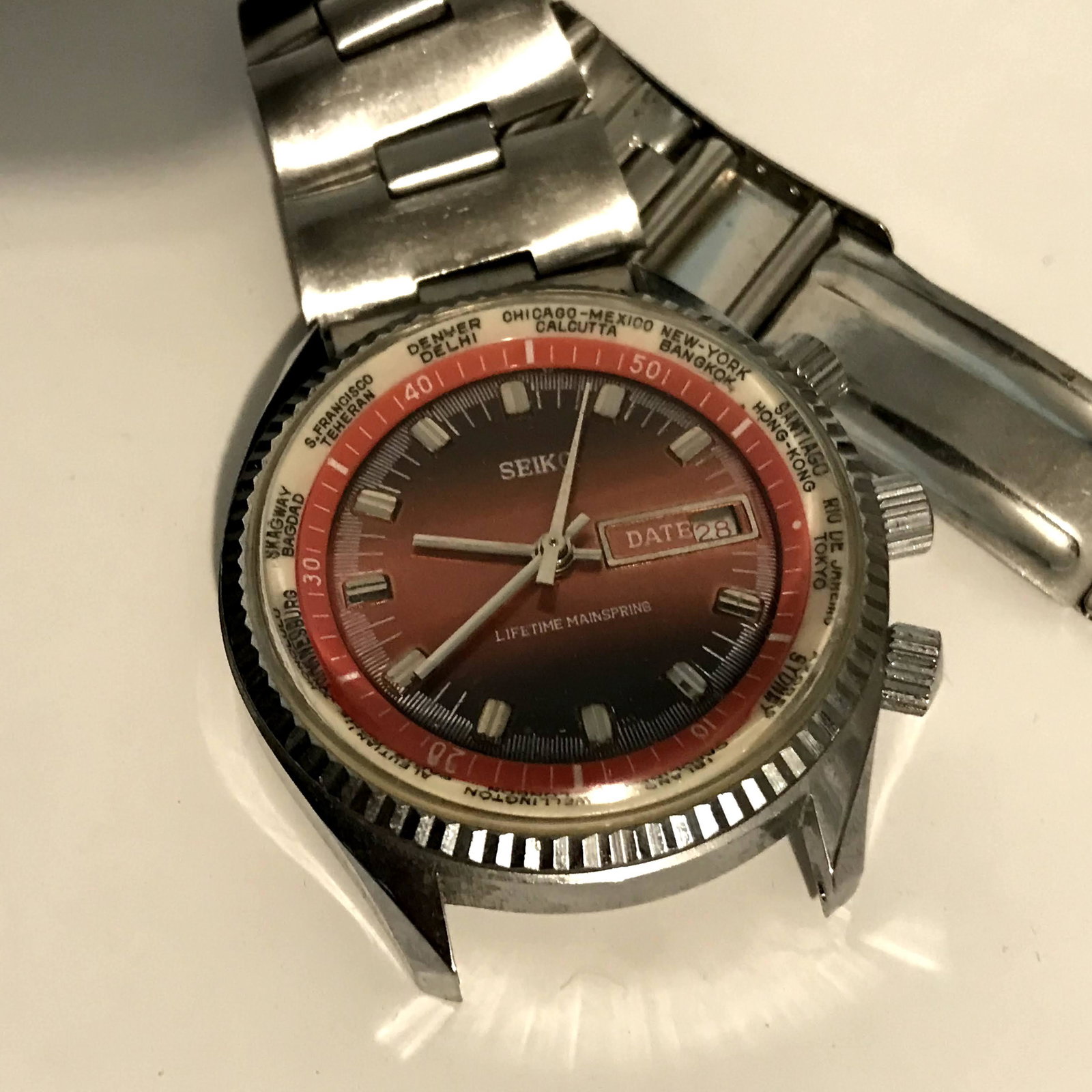 Vintage MenÃƒÂ¢Ã‚Â€Ã‚Â™s Seiko World Time Calendar: Vintage MenÃƒÂ¢Ã‚Â€Ã‚Â™s Seiko World Time Calendar Watch Red Dial Works Great!!! Needs A Pin for the Band Please view all photos as they are part of the description and condition of th