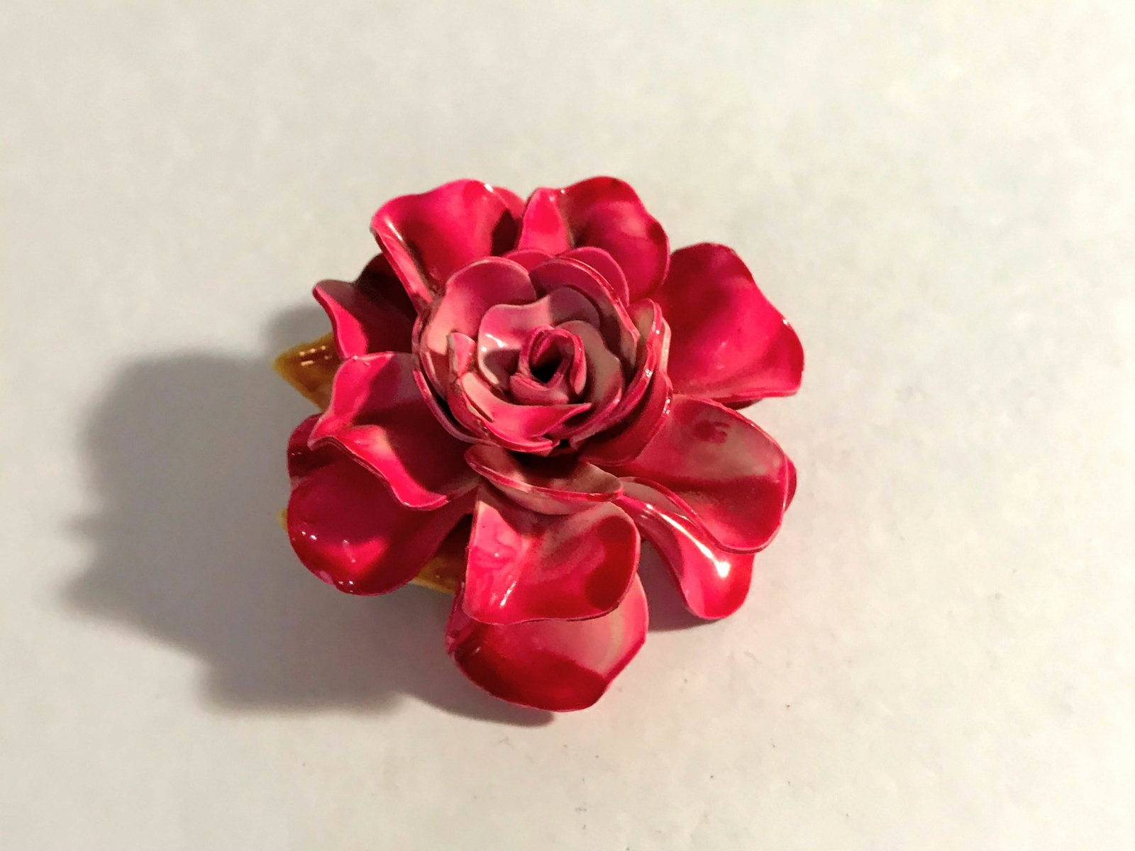 Vintage Red & Pink Enamel DAISY Flower Brooch Pin: Vintage Red & Pink Enamel DAISY Flower Brooch Pin Please view all photos as they are part of the description and condition of this Item, Feel free to contact me with questions or picture requests! Use