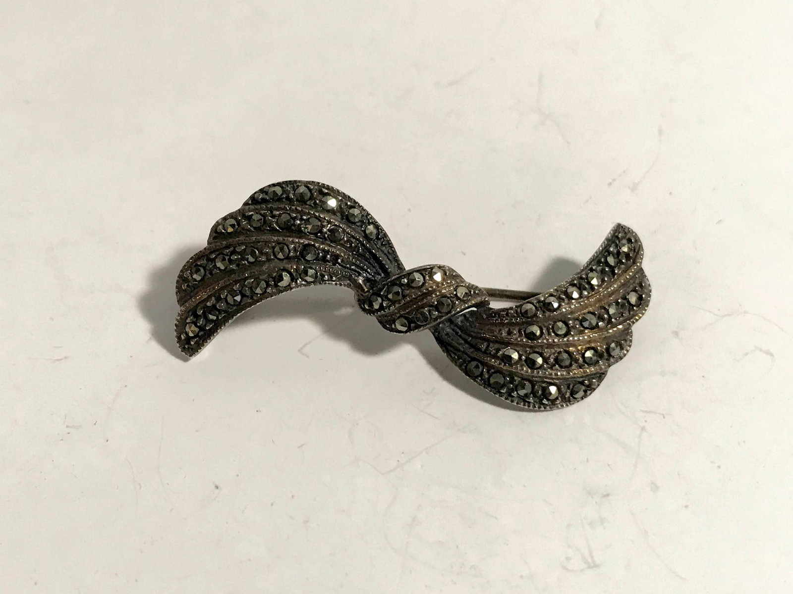 Interesting Vintage 925 Sterling Silver Marcasite Bow: Interesting Vintage 925 Sterling Silver Marcasite Bow Shaped Brooch Please view all photos as they are part of the description and condition of this Item, Feel free to contact me with questions or pic