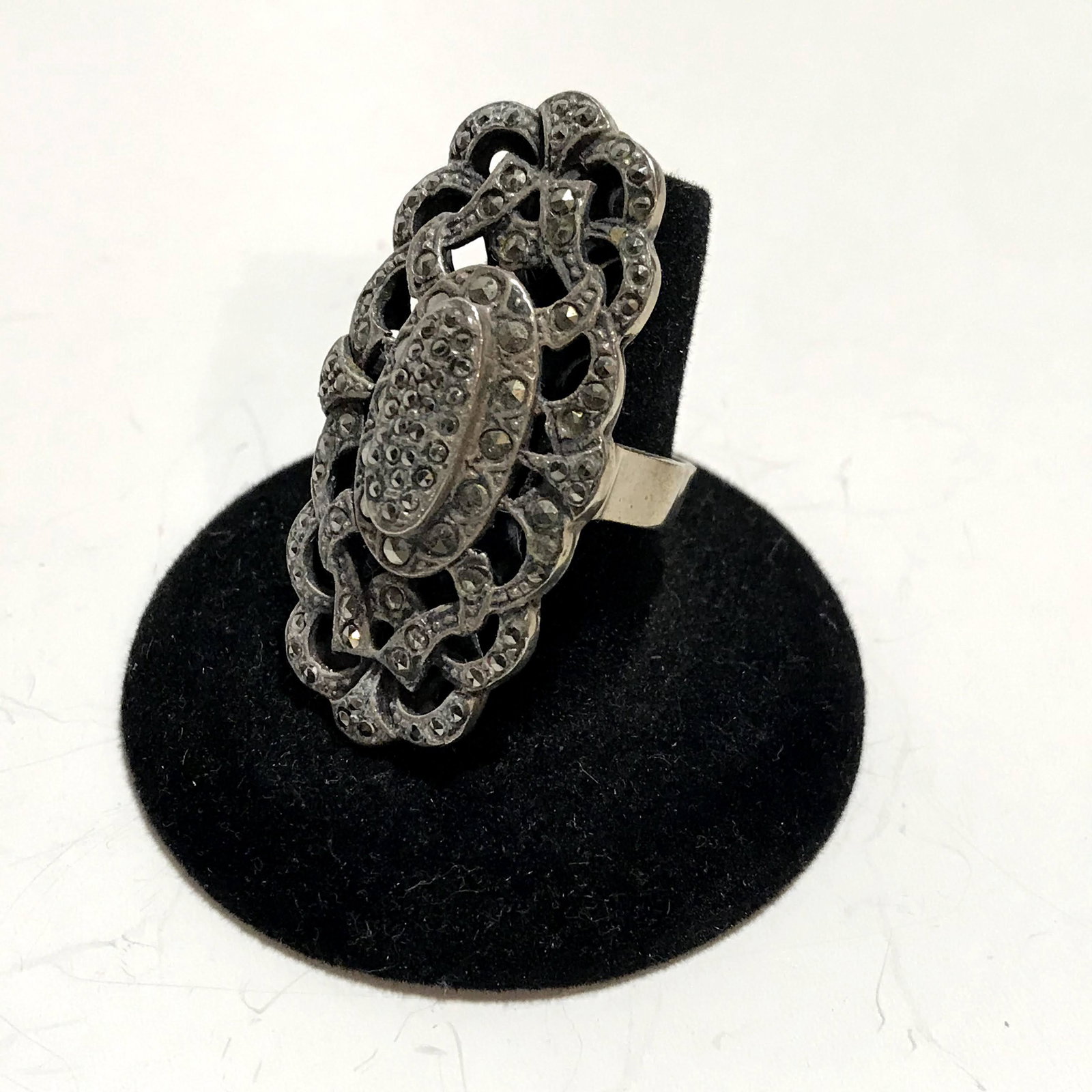 Large Sterling Silver Marcasite Accented Ring AS IS 7.5: Large Sterling Silver Marcasite Accented Ring AS IS 7.5 12grams Please view all photos as they are part of the description and condition of this Item, Feel free to contact me with questions or picture