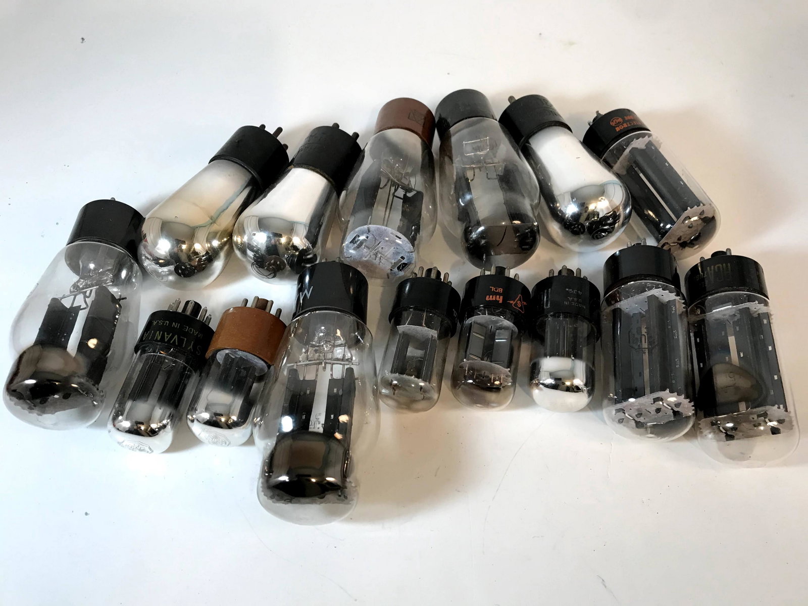 Vintage lot of Old Vacuum Tubes: Vintage lot of Old Vacuum Tubes Please view all photos as they are part of the description and condition of this Item, Feel free to contact me with questions or picture requests! Used Item AS IS
