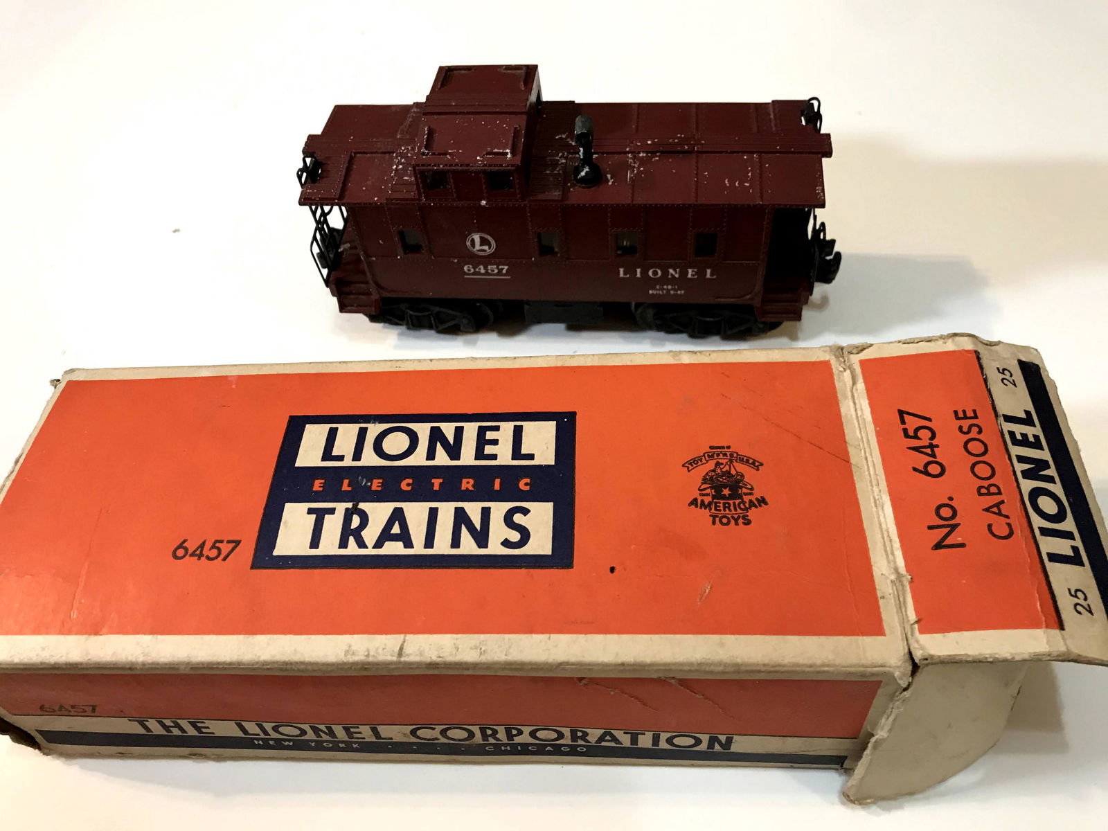 Lionel Post War Trains .. Brown - Lighted "Lionel (1 of 4)