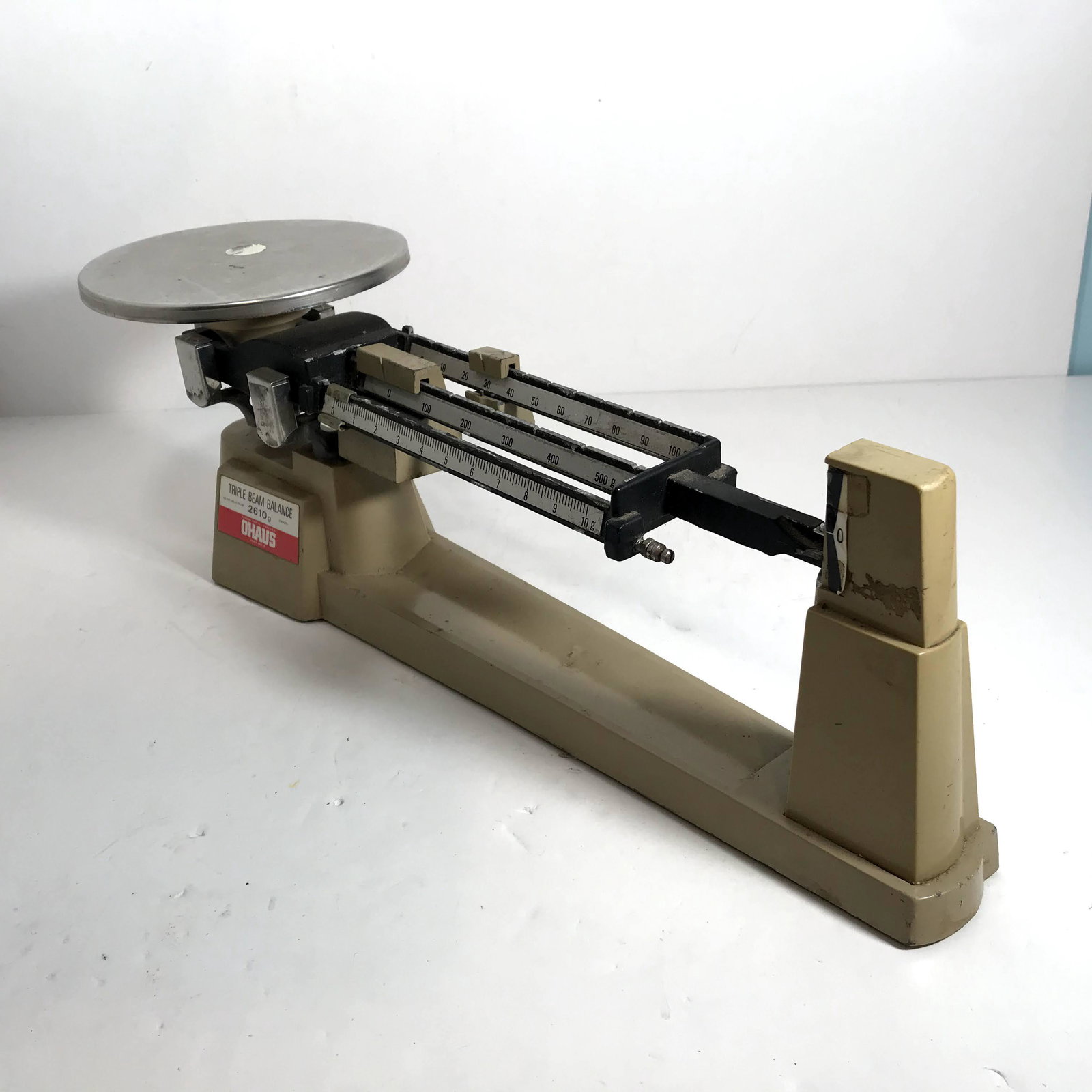 OHAUS Triple Beam Balance Scale 2610 gram/ 5 lb. 2oz.: OHAUS Triple Beam Balance Scale 2610 gram/ 5 lb. 2oz. Please view all photos as they are part of the description and condition of this Item, Feel free to contact me with questions or picture requests!