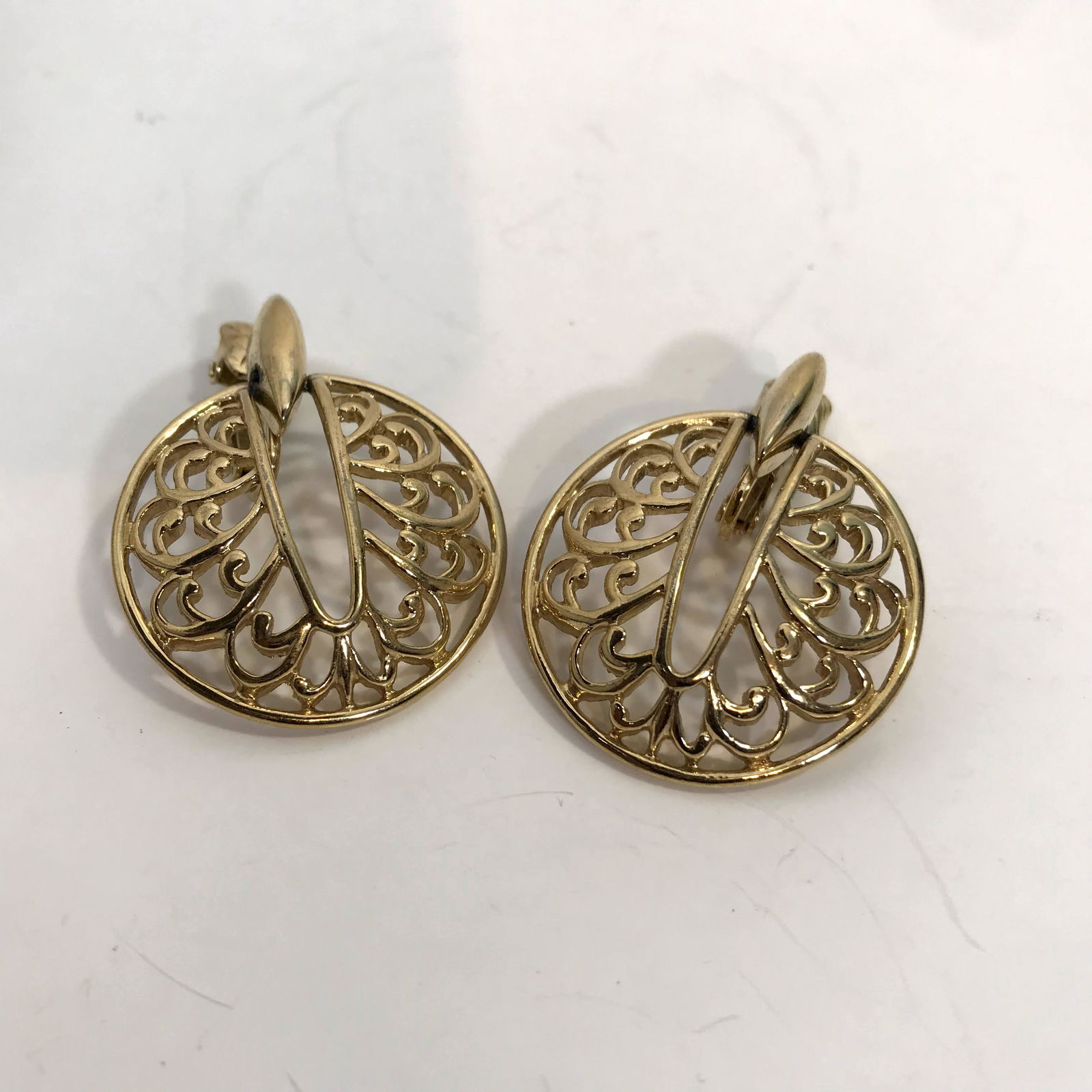 Vintage Gold Tone Trifari Clip On Earrings 1 3/8": Vintage Gold Tone Trifari Clip On Earrings 1 3/8" Please view all photos as they are part of the description and condition of this Item, Feel free to contact me with questions or picture requests! Use