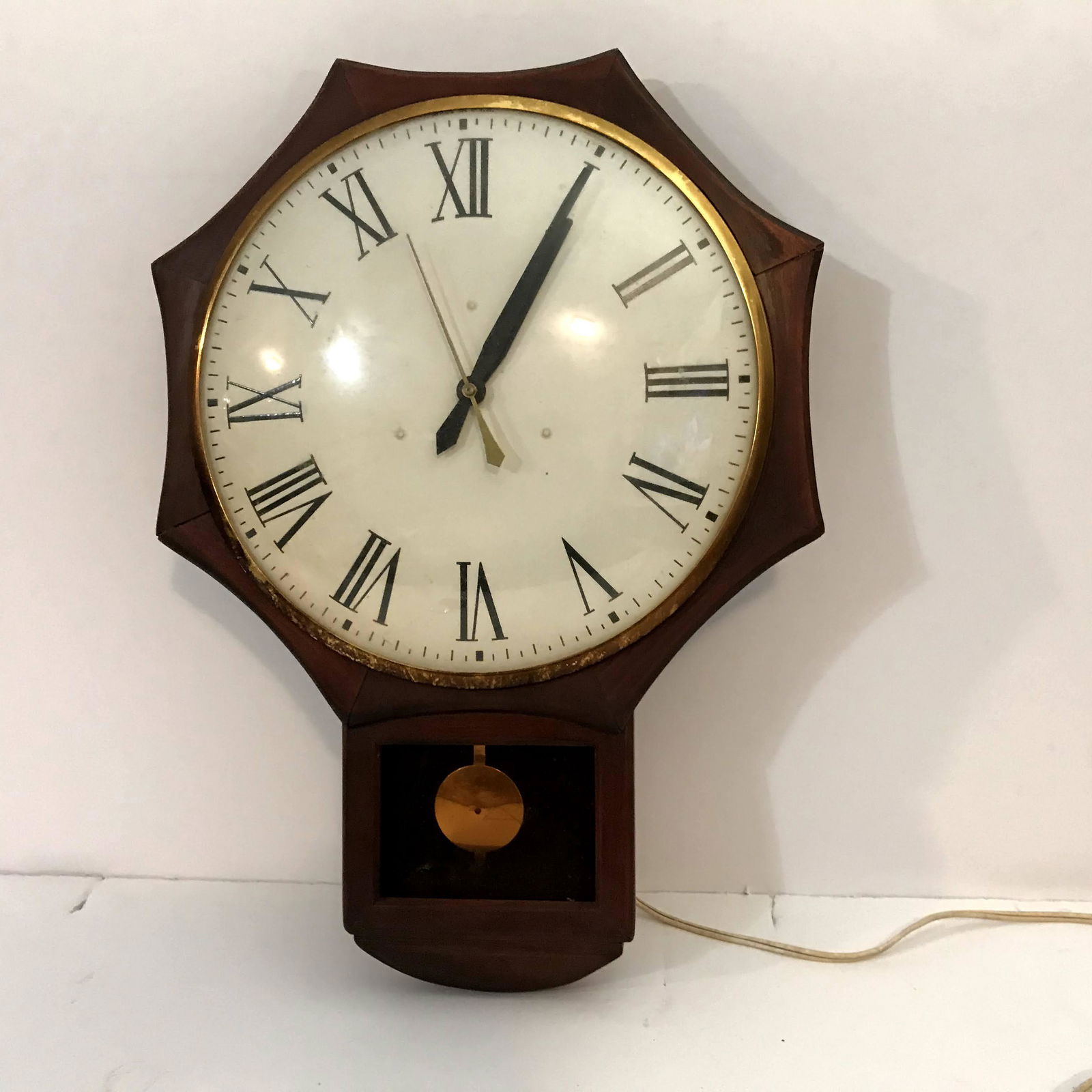 Vintage UNITED CLOCK CORP Wall Clock Schoolhouse (1 of 5)