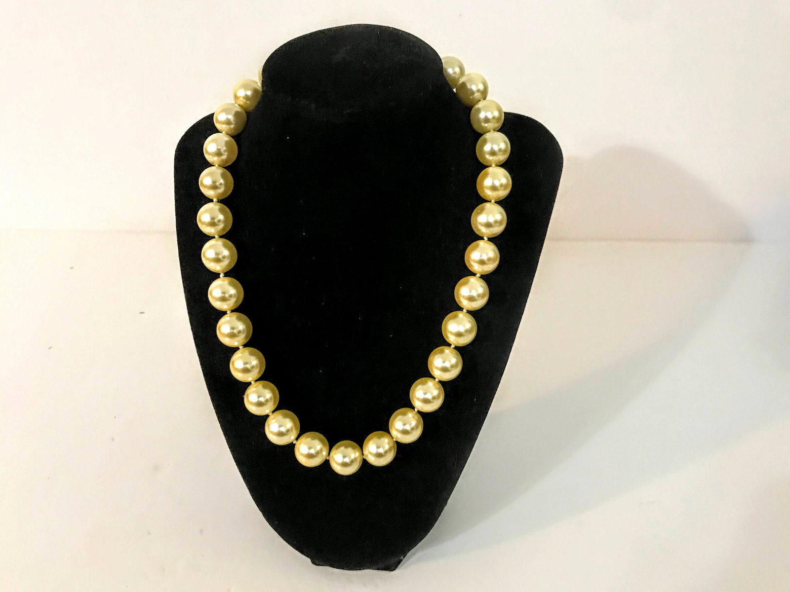 Faux Pearl Single Strand Large Beaded Necklace 16" (1 of 6)