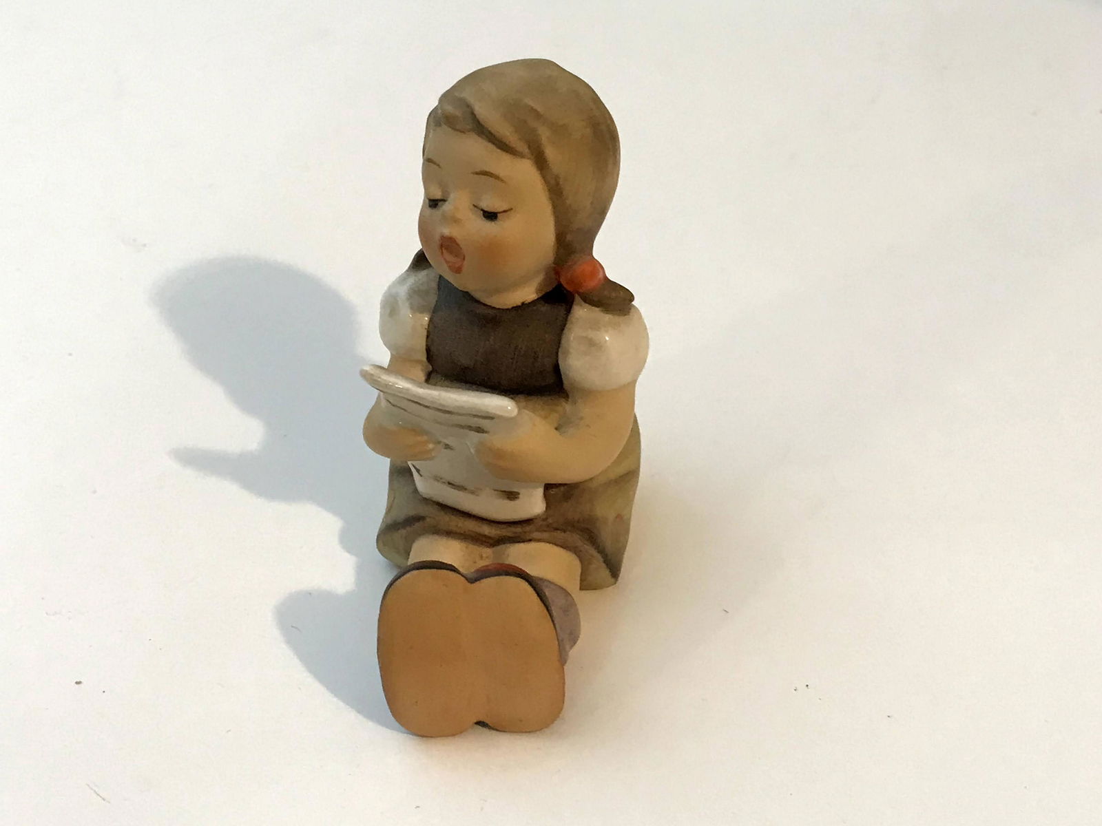 Vtg Hummel Goebel Figurine 389 Girl With Sheet of Music: Vtg Hummel Goebel Figurine 389 Girl With Sheet of Music Please view all photos as they are part of the description and condition of this Item, Feel free to contact me with questions or picture request