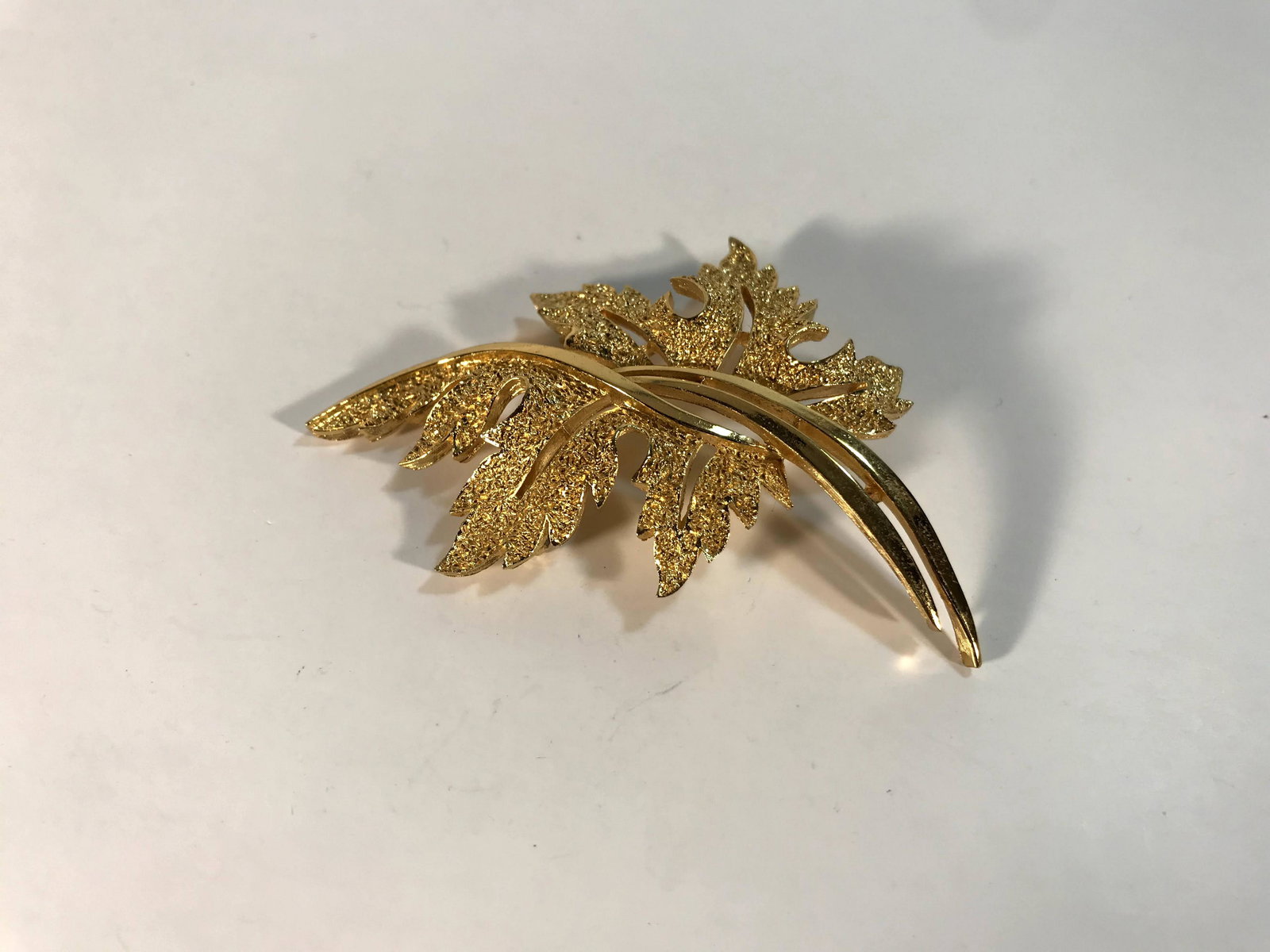 Vintage Trifari Leaf brooch gold tone signed 3": Vintage Trifari Leaf brooch gold tone signed Please view all photos as they are part of the description and condition of this Item, Feel free to contact me with questions or picture requests! Used Ite