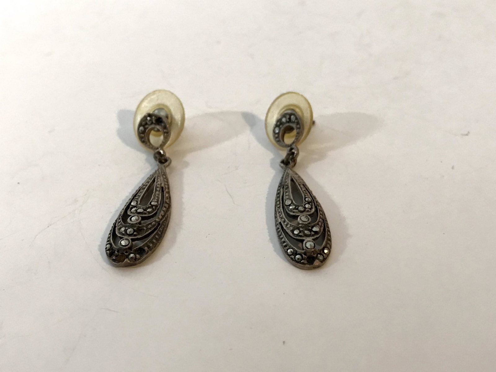 Vtg 925 Sterling Silver Marcasite Dangle Post Earrings: Vtg 925 Sterling Silver Marcasite Dangle Post Earrings missing some stones Please view all photos as they are part of the description and condition of this Item, Feel free to contact me with questions