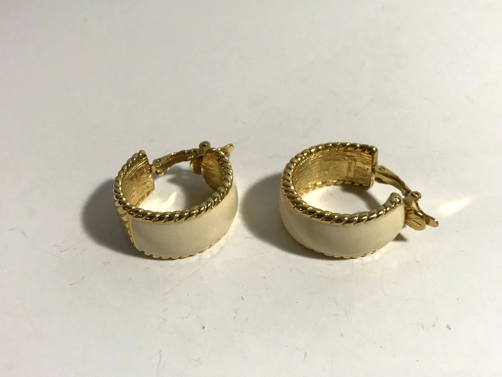 Vintage Trifari Gold Tone Costume Cream Colored: Vintage Trifari Gold Tone Costume Cream Colored Enameled Clip Earrings 1" Please view all photos as they are part of the description and condition of this Item, Feel free to contact me with questions