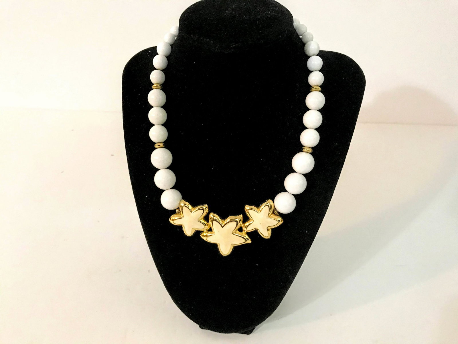 Vtg Jewelry Napier signed Necklace White Bead Enamel: Vtg Jewelry Napier signed Necklace White Bead Enamel Star 14" Please view all photos as they are part of the description and condition of this Item, Feel free to contact me with questions or picture r