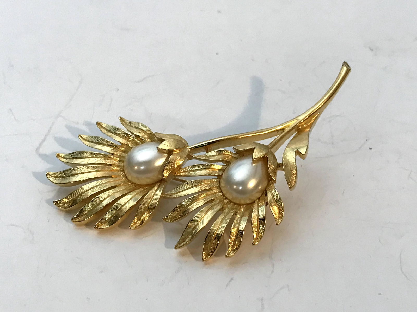 Crown Trifari Vintage Gold Tone Faux Pearl Double: Crown Trifari Vintage Gold Tone Faux Pearl Double Flowers Brooch Pin 3" Please view all photos as they are part of the description and condition of this Item, Feel free to contact me with questions or