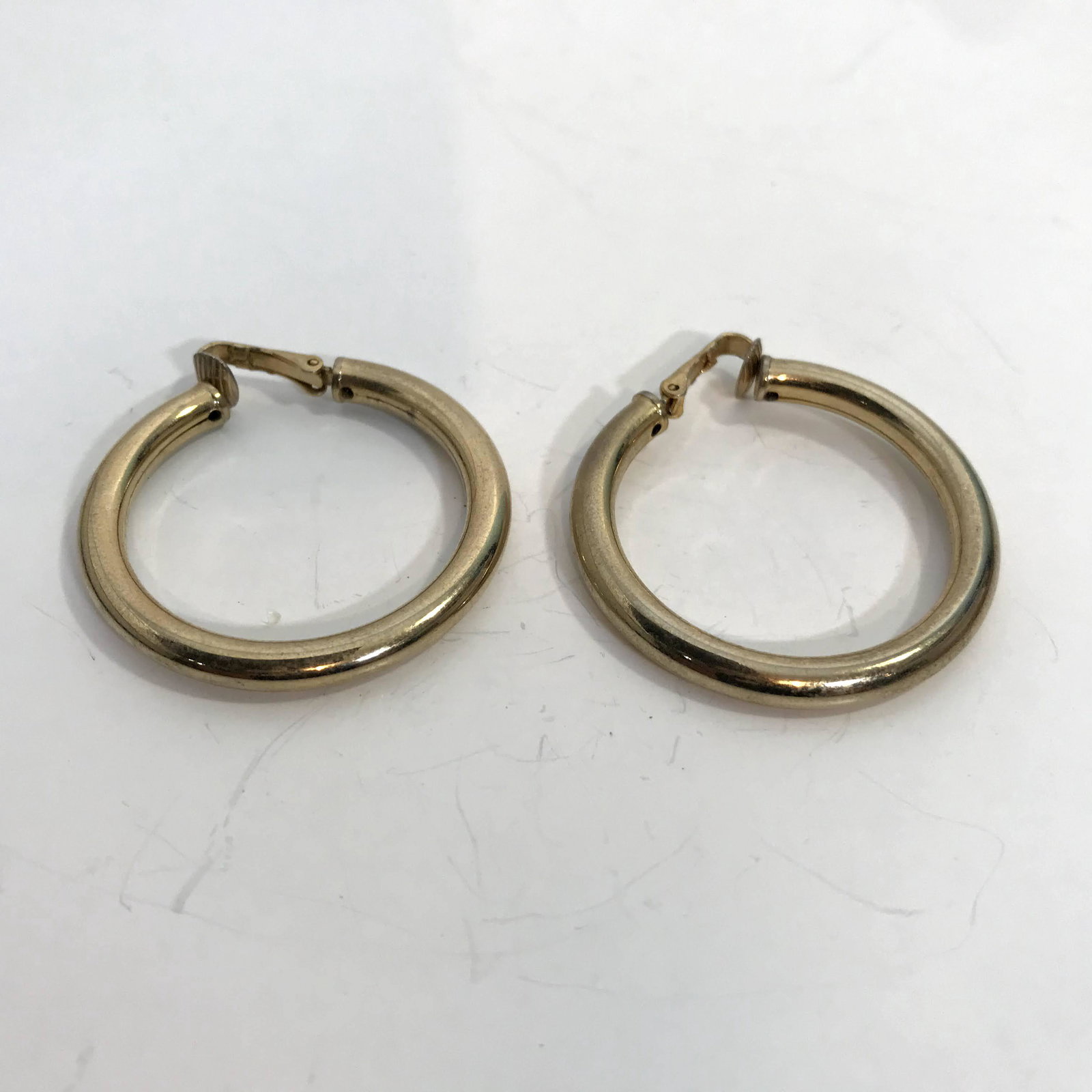 Vintage Gold Tone Bergere Hoop Clip On Earrings 1 3/8": Vintage Gold Tone Bergere Hoop Clip On Earrings 1 3/8" Please view all photos as they are part of the description and condition of this Item, Feel free to contact me with questions or picture requests