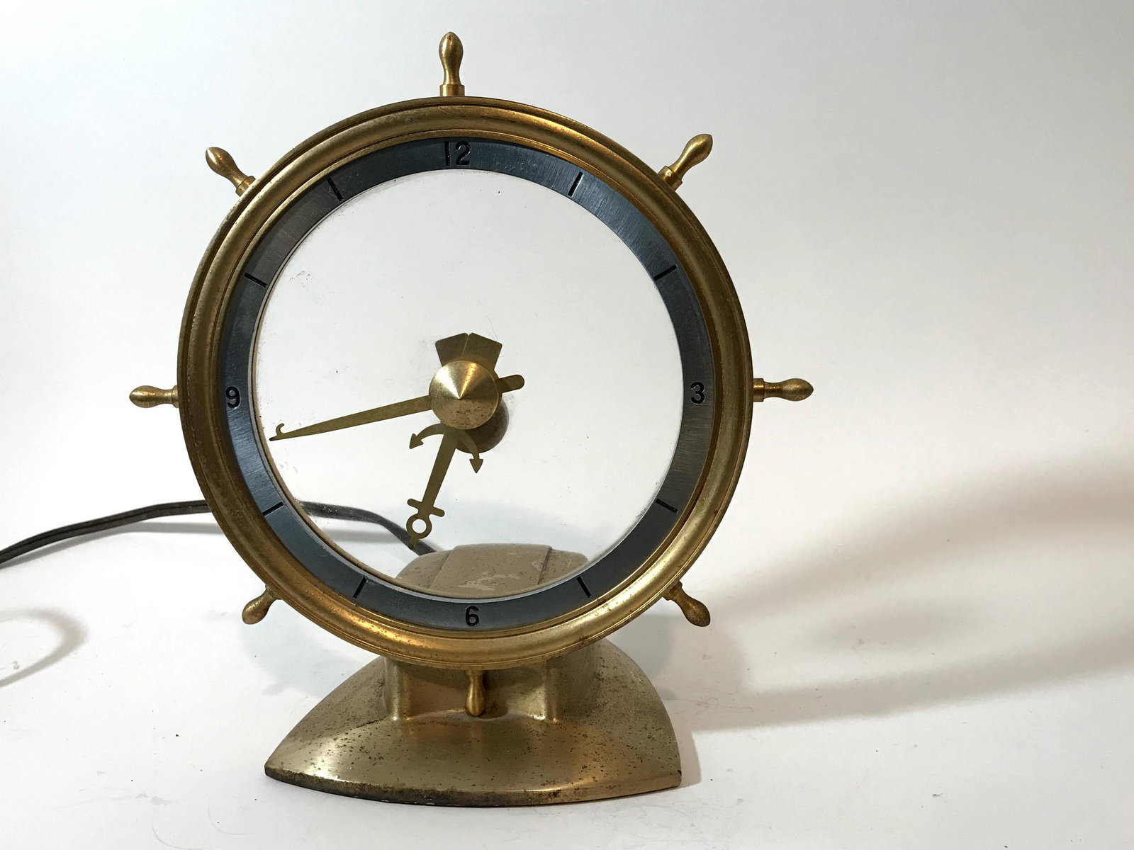 Vintage Jefferson Golden Helm Electric Clock Working: Vintage Jefferson Golden Helm Electric Clock Working Cat. No. 580-111 Please view all photos as they are part of the description and condition of this Item, Feel free to contact me with questions or p