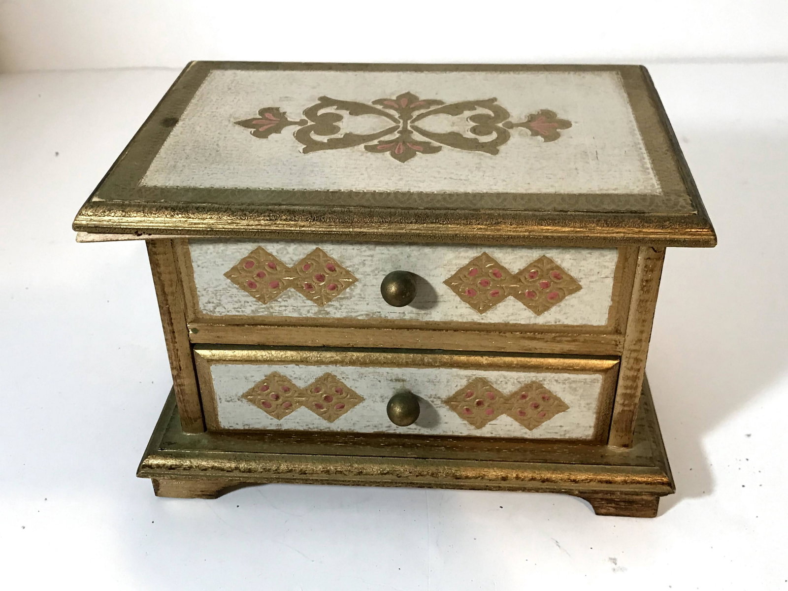 Vintage Music Jewelry Box Filled With Vintage Earrings: Vintage Music Jewelry Box Filled With Vintage Earrings 8 1/2" X 6" Please view all photos as they are part of the description and condition of this Item, Feel free to contact me with questions or pict