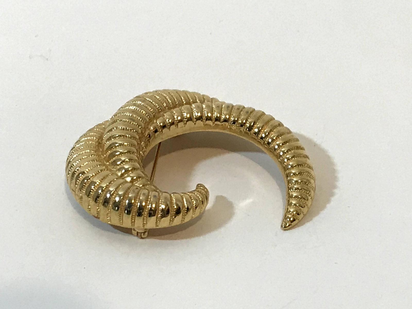 Vintage Monet Gold Tone Brooch 2 1/4": Vintage Monet Gold Tone Brooch 2 1/4" Please view all photos as they are part of the description and condition of this Item, Feel free to contact me with questions or picture requests! Used Item AS IS