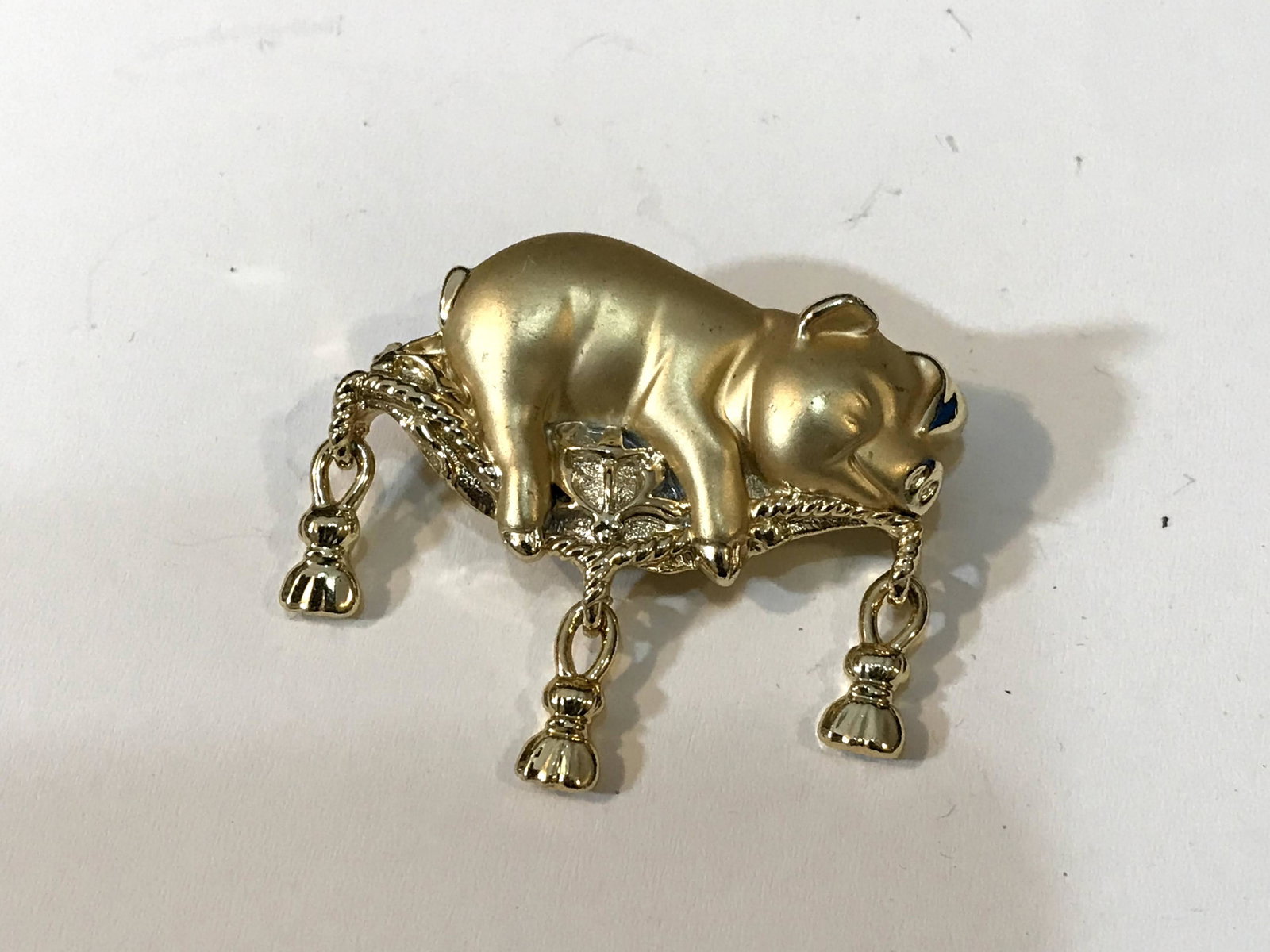 Vintage signed AJC pig on pillow Brooch pin in gold: Vintage signed AJC pig on pillow Brooch pin in gold tone metal 2" Please view all photos as they are part of the description and condition of this Item, Feel free to contact me with questions or pictu