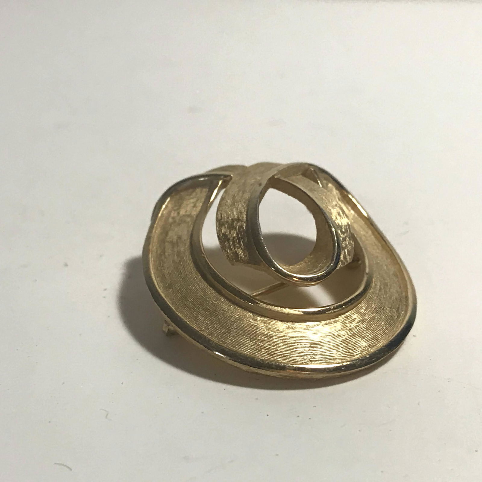 Vintage Trifari Gold Brooch: Vintage Trifari Gold Brooch Please view all photos as they are part of the description and condition of this Item, Feel free to contact me with questions or picture requests Used Item AS IS