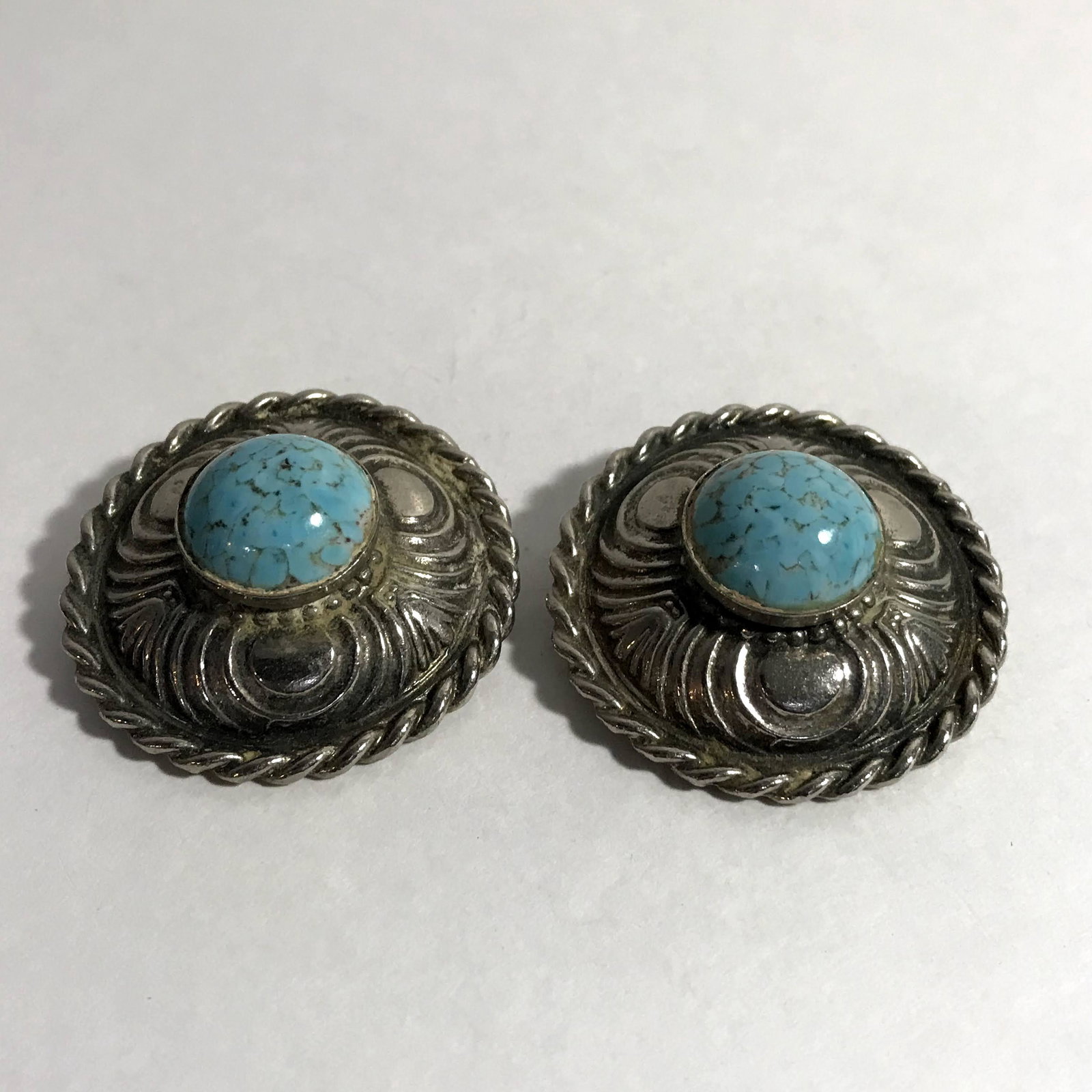 Vintage "Ellen Designs" Silver Tone turqouise Clip: Vintage "Ellen Designs" Silver Tone turqouise Clip Earrings Please view all photos as they are part of the description and condition of this Item, Feel free to contact me with questions or picture req