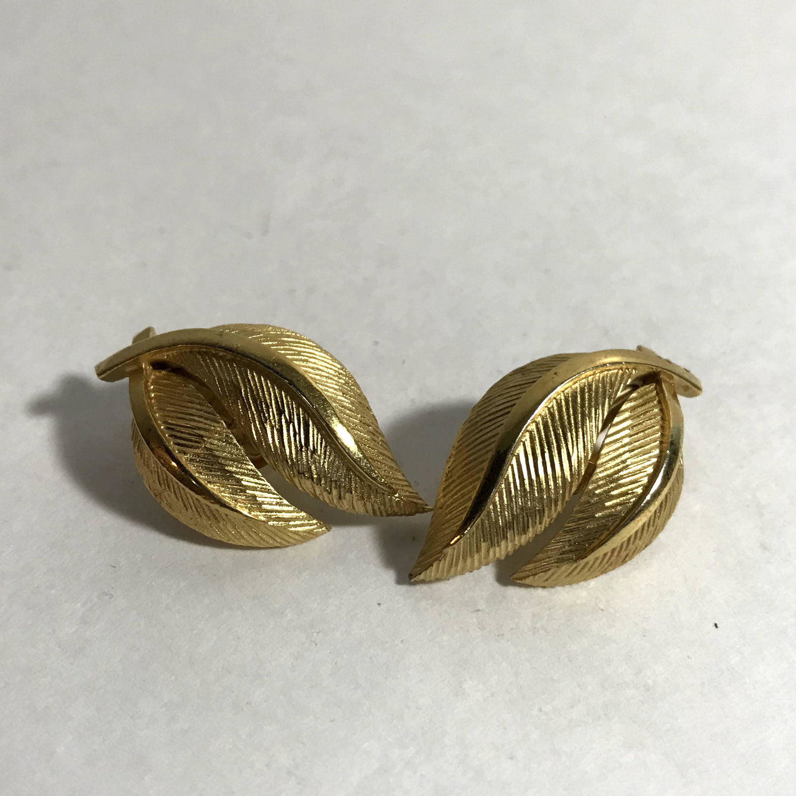 Vintage Trifari Gold Tone Earrings Clip On: Vintage Trifari Gold Tone Earrings Clip On Please view all photos as they are part of the description and condition of this Item, Feel free to contact me with questions or picture requests! Used Item