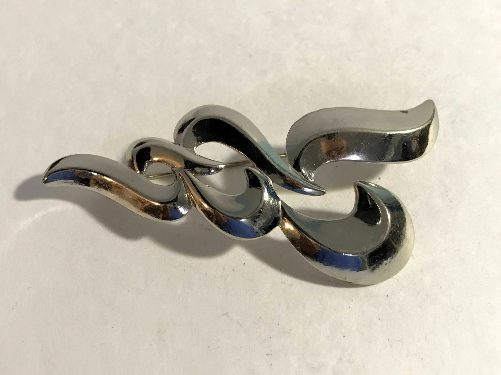 Vintage Signed Monet Silver Tone Brooch Pin 3": Vintage Signed Monet Silver Tone Brooch Pin 3" Please view all photos as they are part of the description and condition of this Item, Feel free to contact me with questions or picture requests! Used I