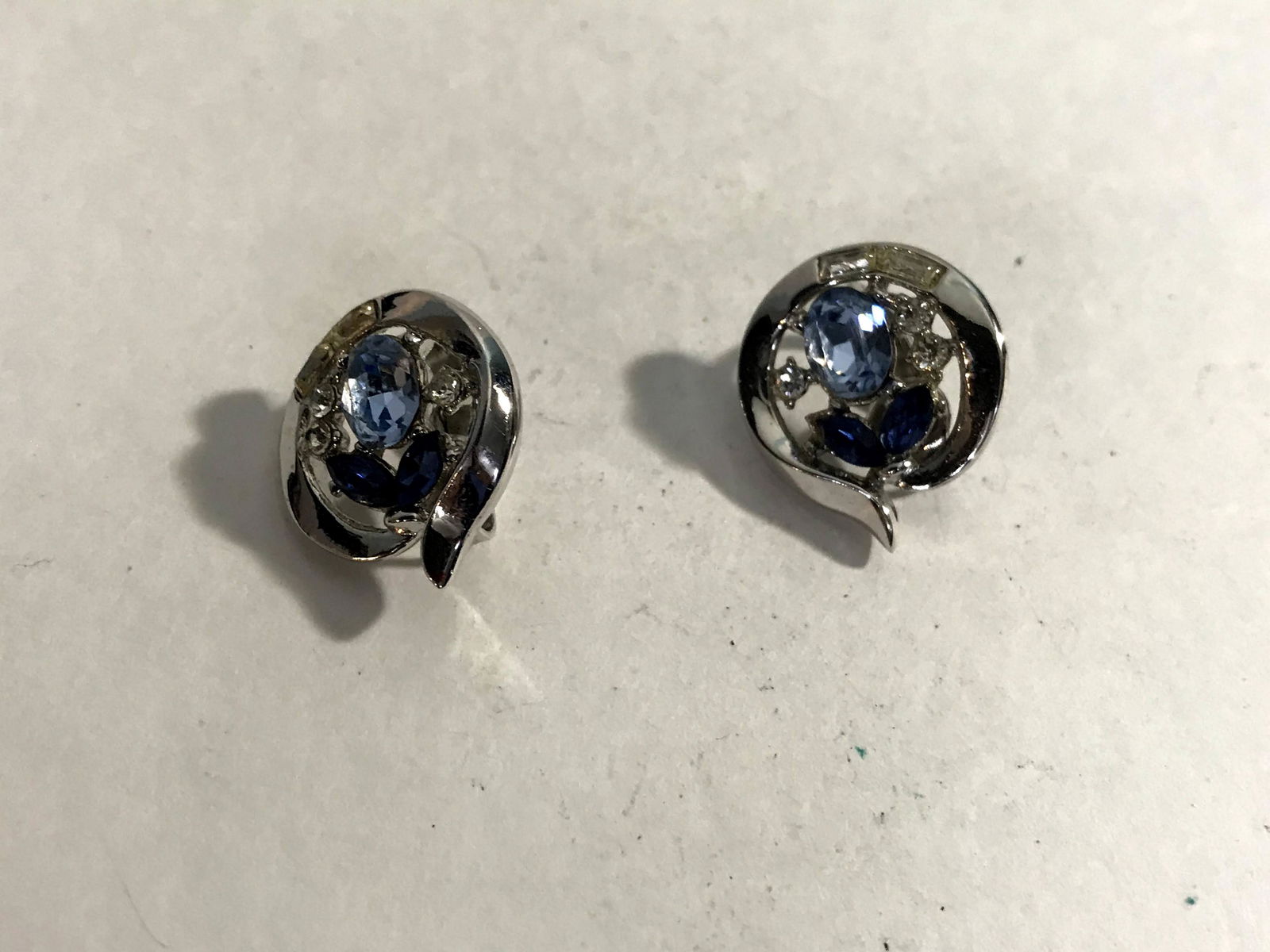 Signed TRIFARI Crown Silvertone Blue Rhinestones Shape: Signed TRIFARI Crown Silvertone Blue Rhinestones Shape Clip-On Earrings Please view all photos as they are part of the description and condition of this Item, Feel free to contact me with questions or