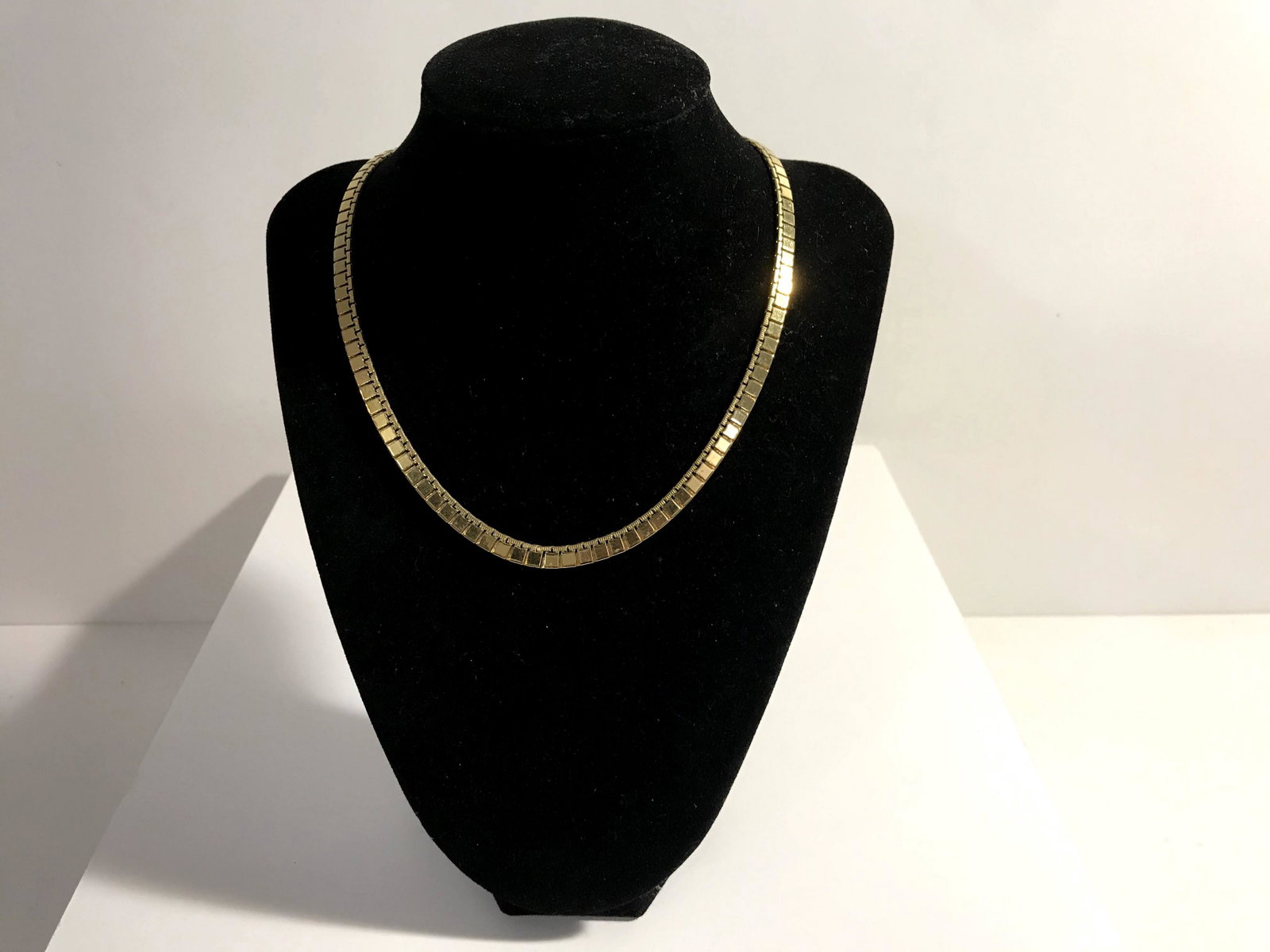 Monet Signed Vintage Choker Collar Necklace Gold Tone: Monet Signed Vintage Choker Collar Necklace Gold Tone 14" Please view all photos as they are part of the description and condition of this Item, Feel free to contact me with questions or picture reque