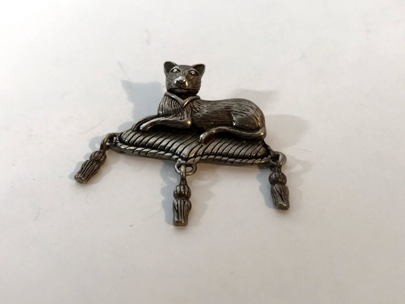 Vintage Sterling Silver Cat on a Tasseled Pillow Pin: Vintage Sterling Silver Cat on a Tasseled Pillow Pin Brooch FS 1 3/4" Please view all photos as they are part of the description and condition of this Item, Feel free to contact me with questions or p