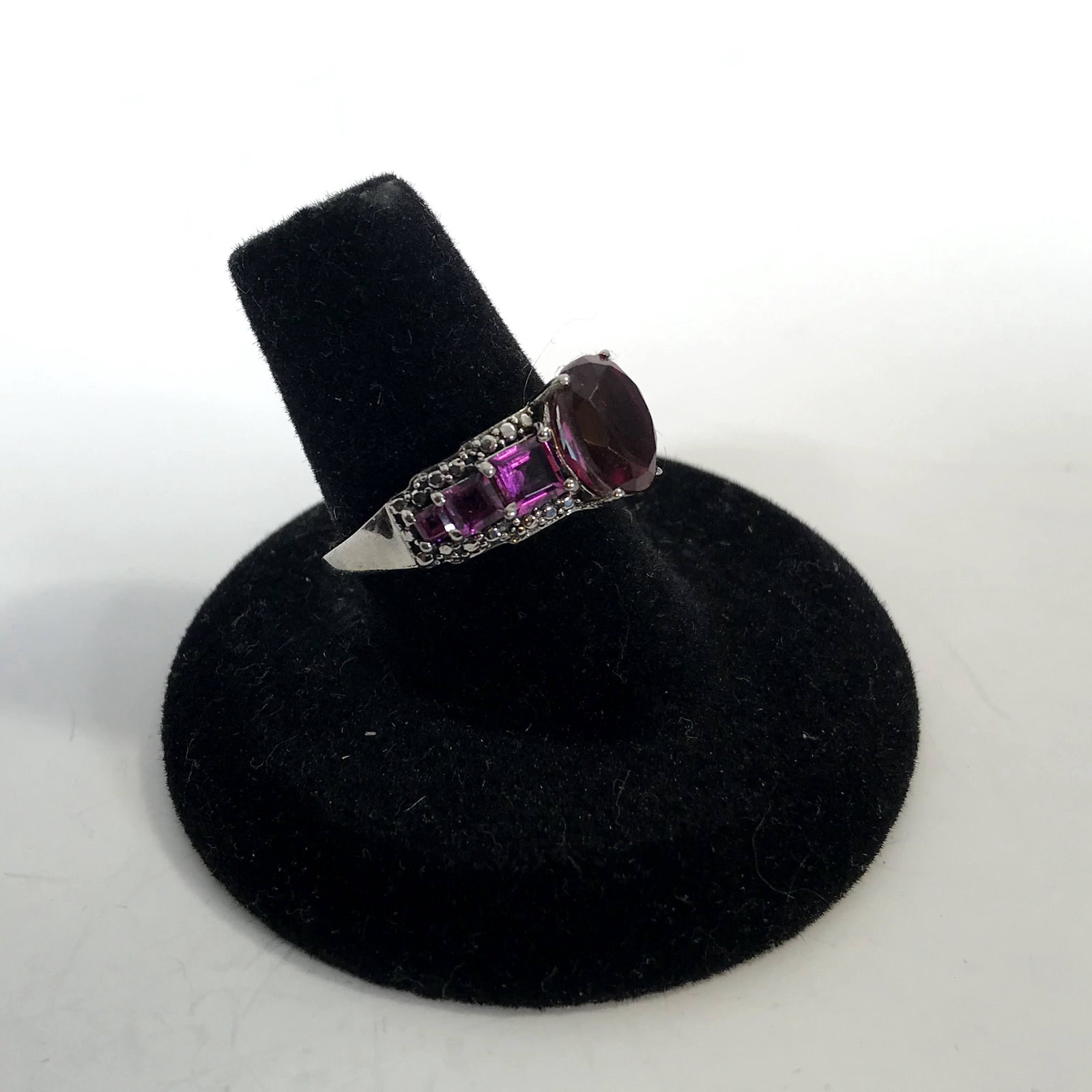 Sterling Silver 925 Signed STS 7 Stone Amethyst Ring: Sterling Silver 925 Signed STS 7 Stone Amethyst Ring size 8 Please view all photos as they are part of the description and condition of this Item, Feel free to contact me with questions or picture req