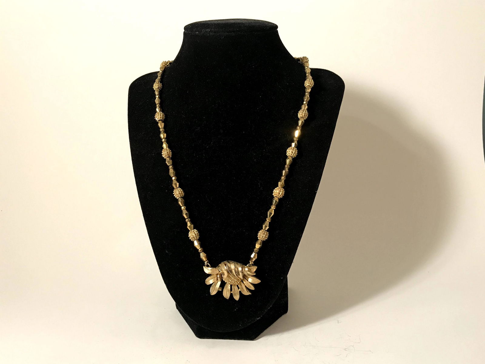 Signed CROWN TRIFARI Vintage Gold Tone Flower necklace: Signed CROWN TRIFARI Vintage Gold Tone Flower necklace 19" Please view all photos as they are part of the description and condition of this Item, Feel free to contact me with questions or picture requ