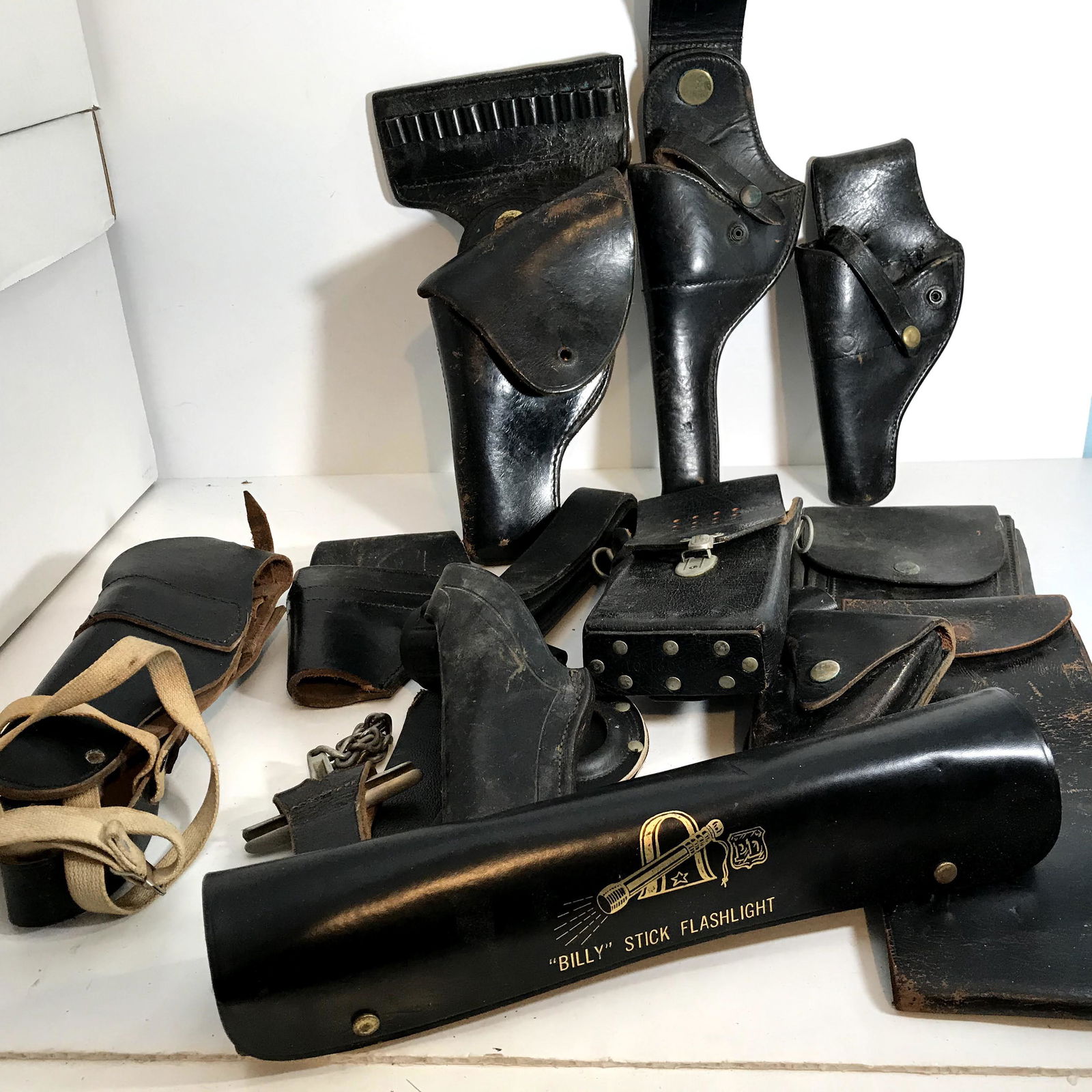 Vintage lot Of Gun Holsters and leather Items Smith &: Vintage lot Of Gun Holsters and leather Items Smith & Wesson Colt and more Please view all photos as they are part of the description and condition of this Item, Feel free to contact me with questions