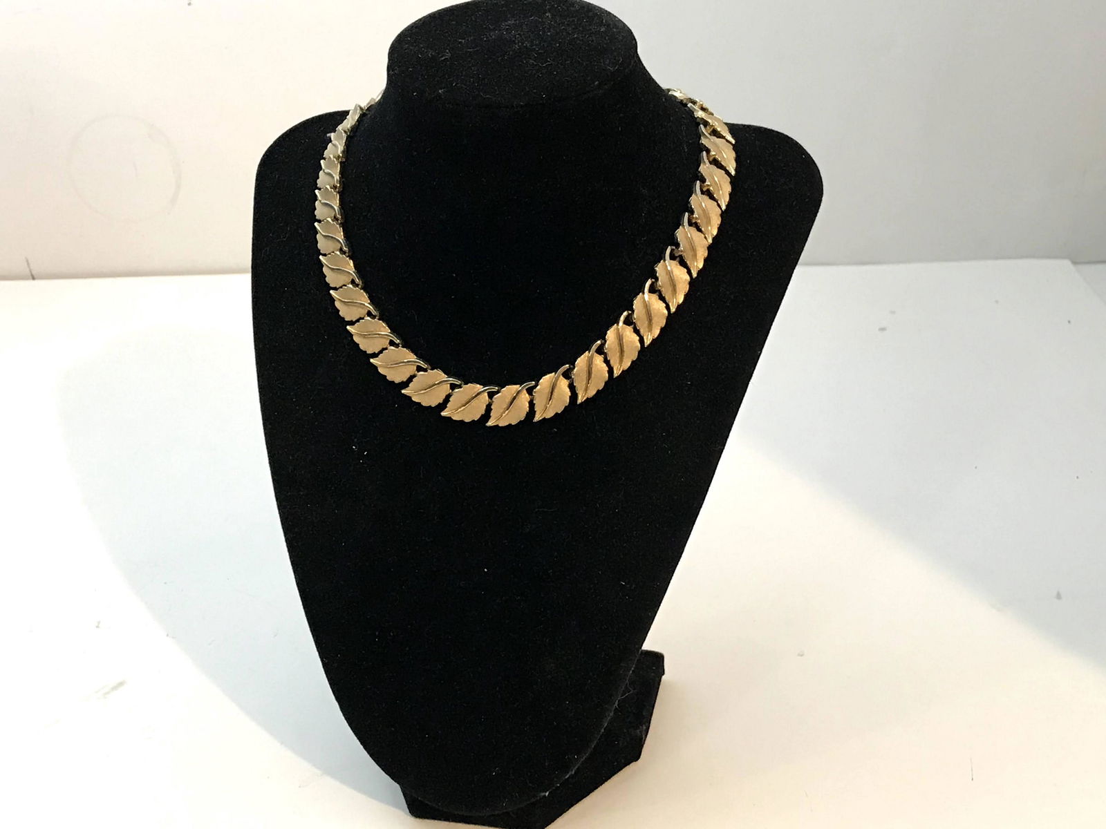 Vintage Signed Crown Trifari Goldtone Necklace Choker (1 of 5)