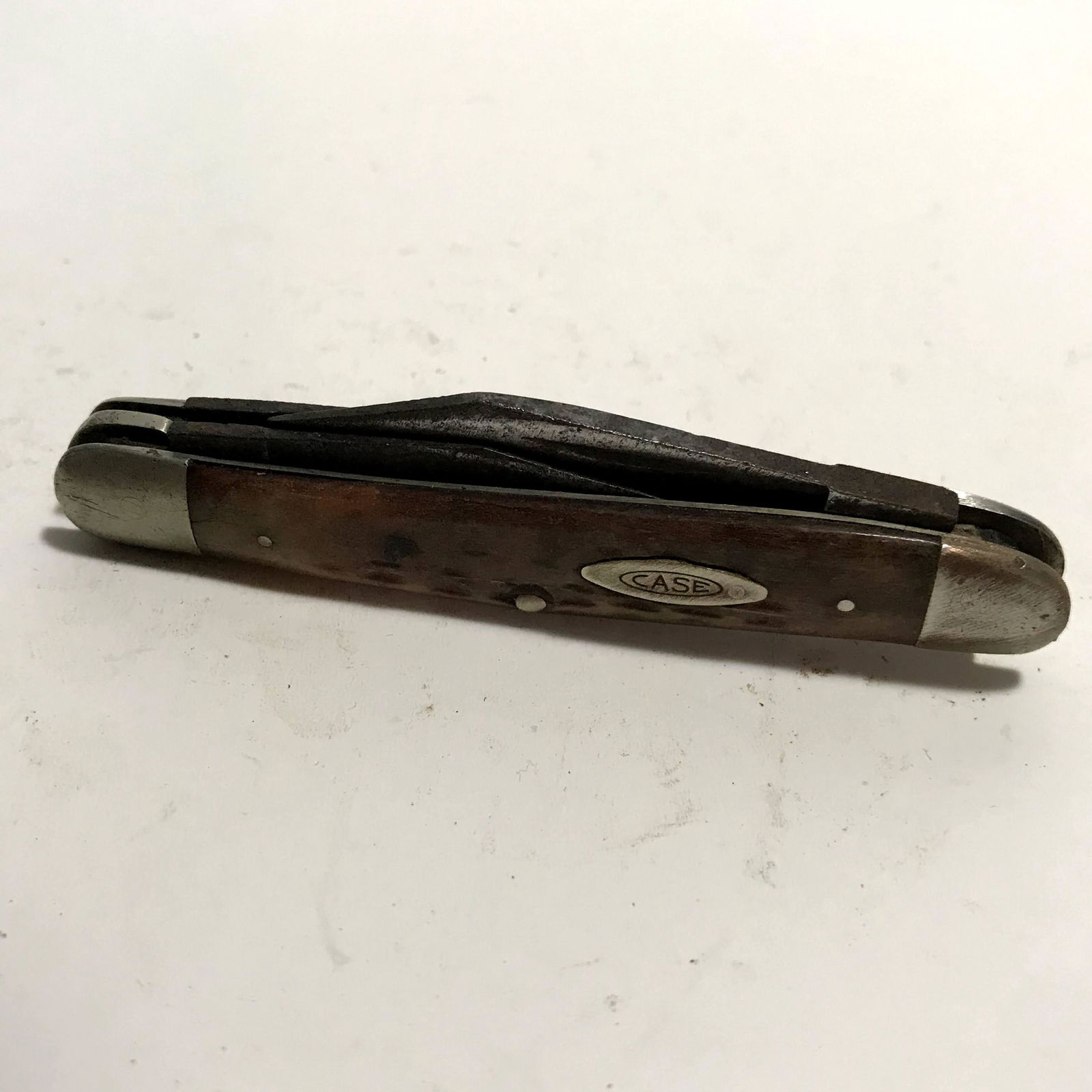 Case XX USA 9 Dot 6308 Red Bone Knife: Case XX USA 8 Dot 6308 Red Bone Knife missing a small pc on the handle Please view all photos as they are part of the description and condition of this Item, Feel free to contact me with questions or