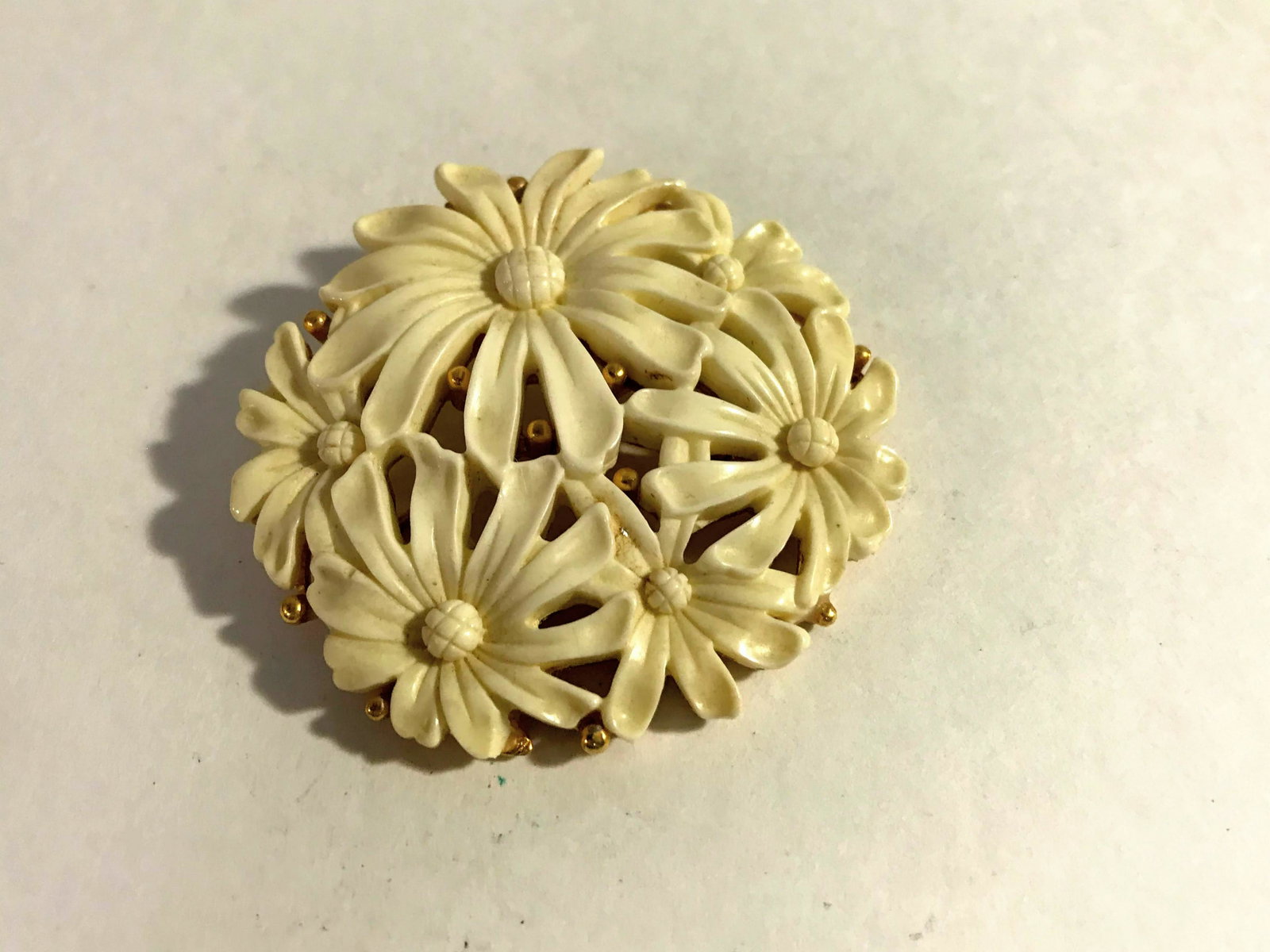 Monet Lucite Flower Brooch Pin Cream Gold Tone Signed: Monet Lucite Flower Brooch Pin Cream Gold Tone Signed 2.5 Inches Vintage Please view all photos as they are part of the description and condition of this Item, Feel free to contact me with questions o