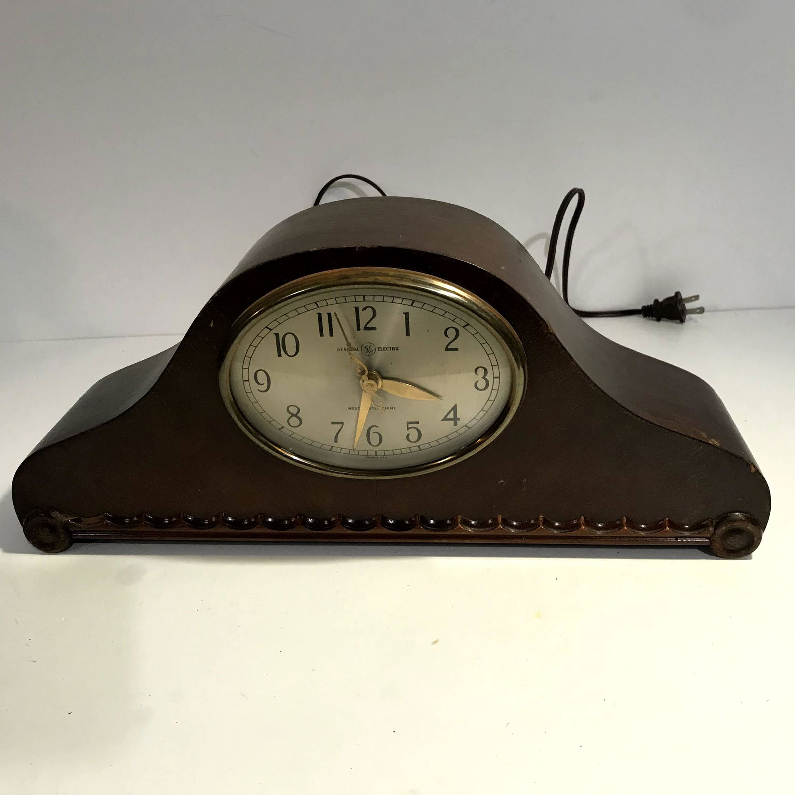 Vintage General Electric Westminster Chime Mantle: Vintage General Electric Westminster Chime Mantle Clock- Model 416 Please view all photos as they are part of the description and condition of this Item, Feel free to contact me with questions or pict