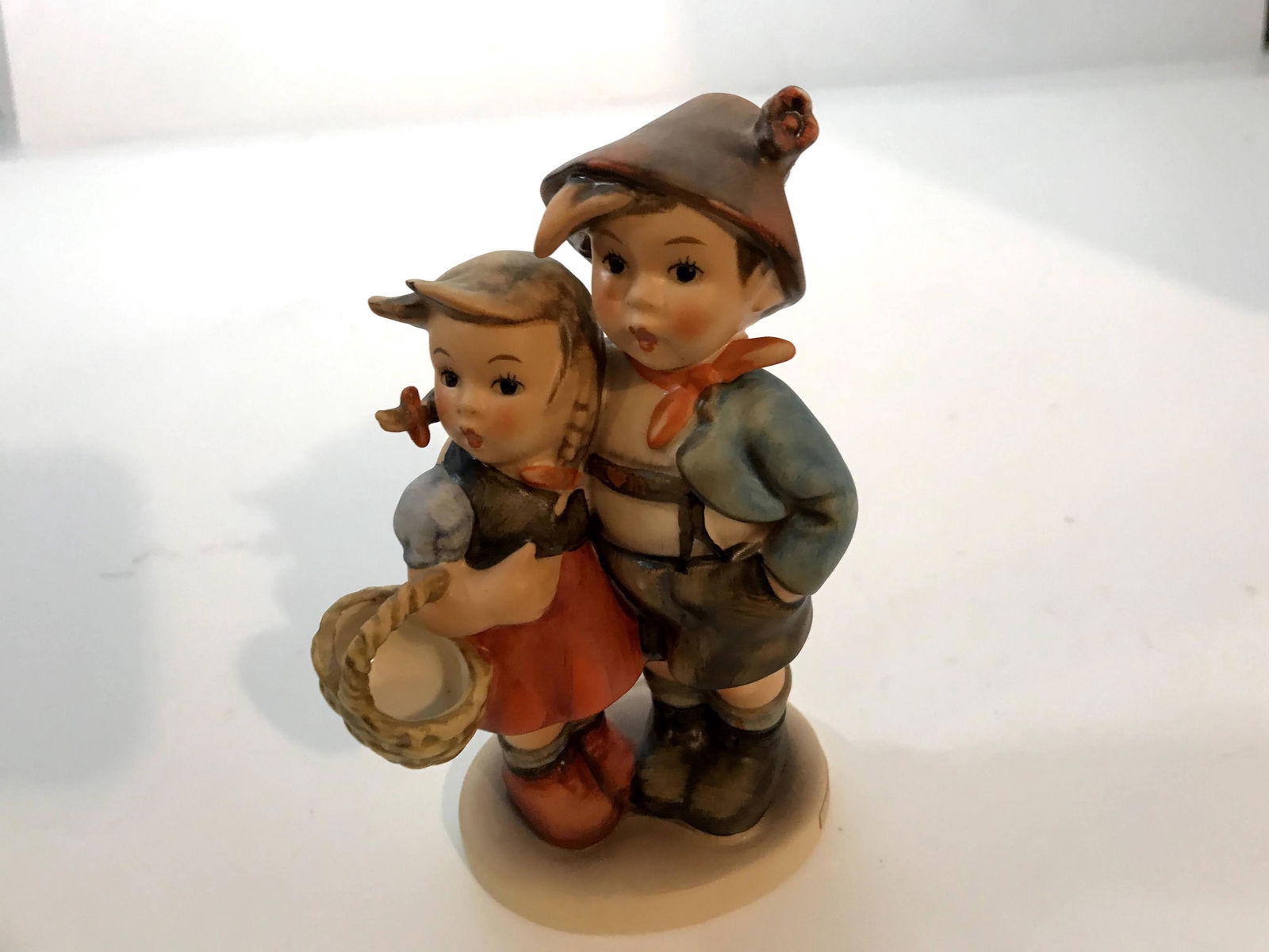 Goebel M.I. Hummel #94 surprise figurine 1965 (1 of 6)