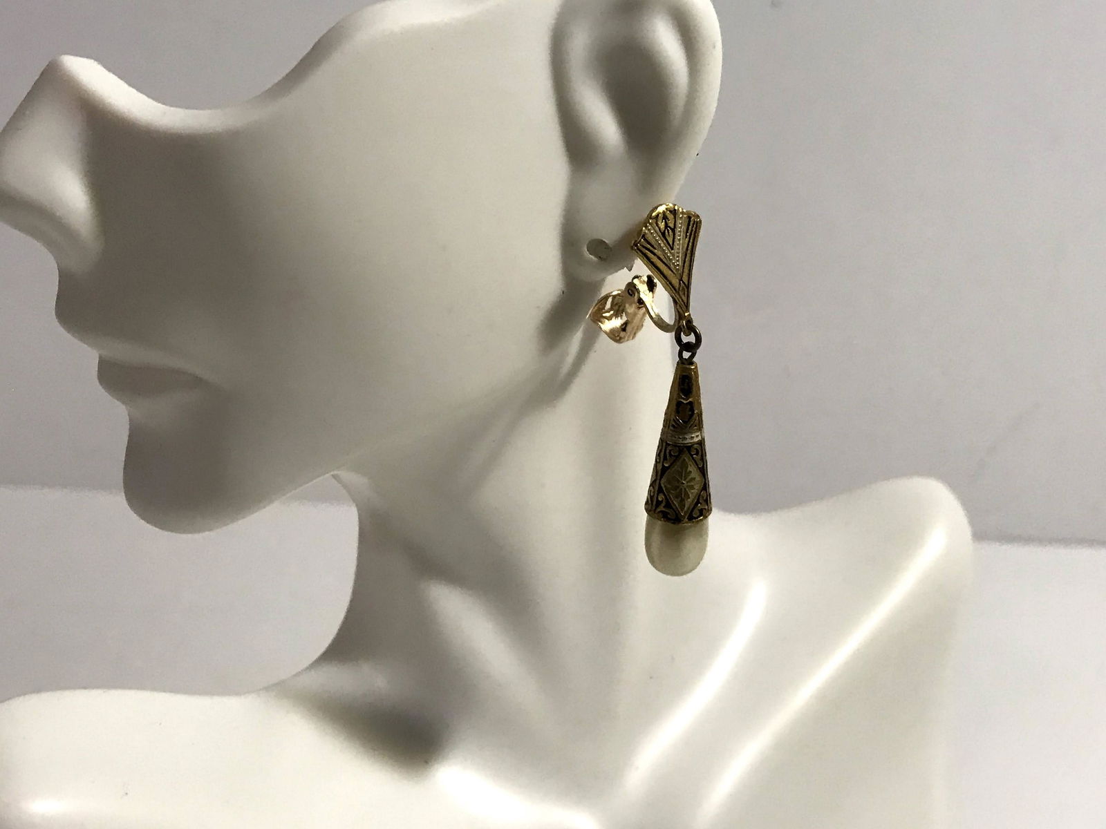Vintage Gold Black pearl Damascene Teardrop Dangle Clip (1 of 5)