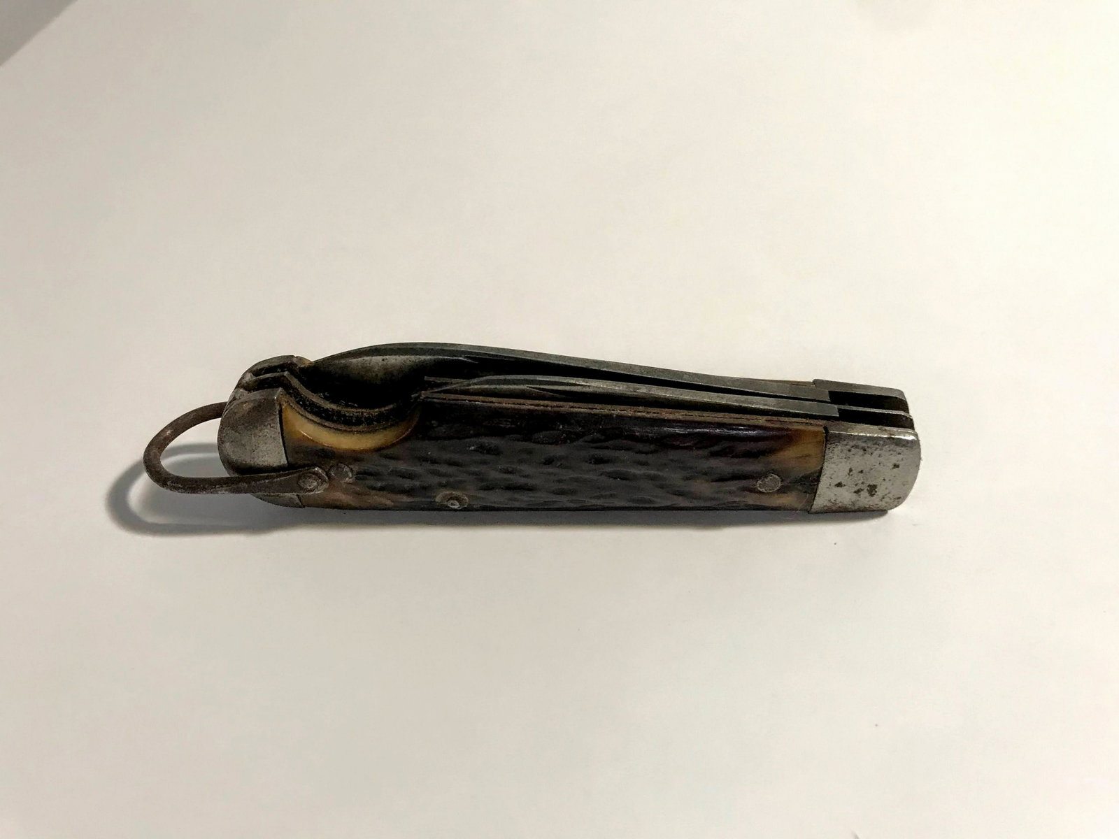 Imperial - WW2 Easy Open Jack Knife Bone Bail: Here from my long time collection is a super example of a pocket knife that was issued as-needed to American soldiers during WW II. Easy open jack knives of this pattern were already very popular, and