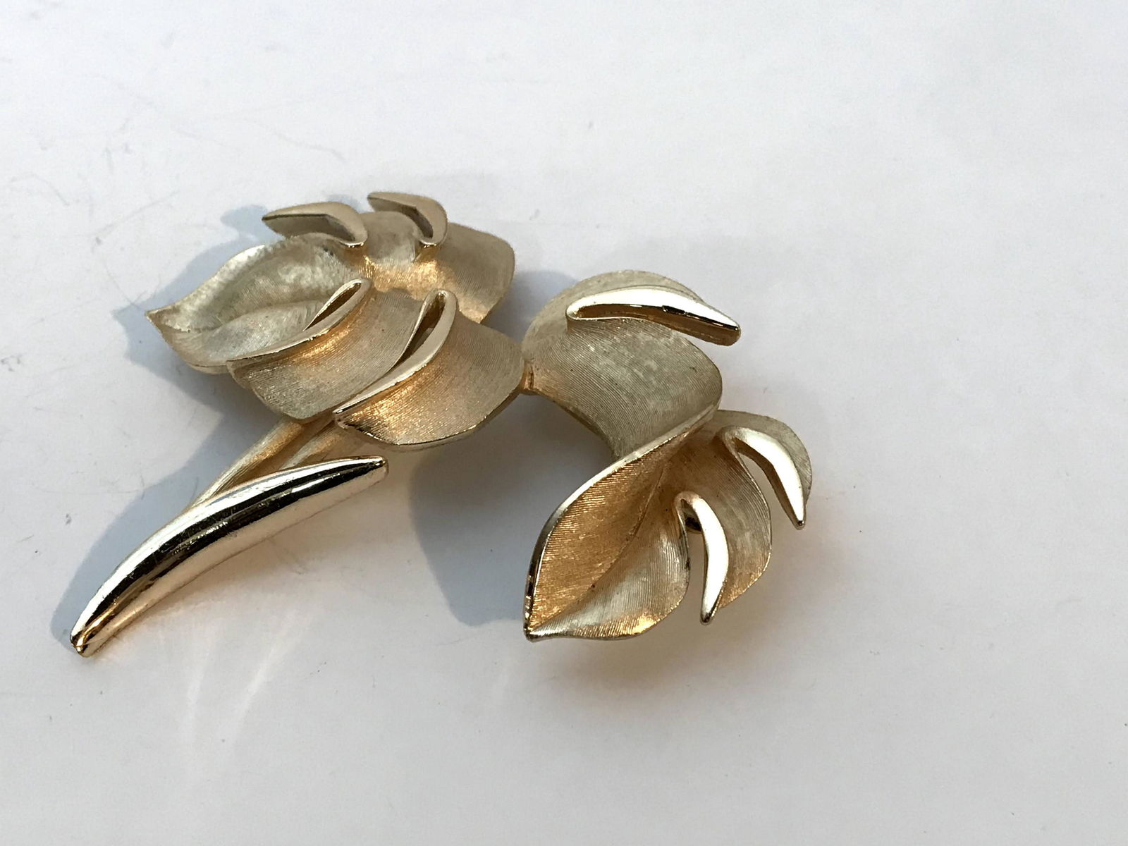 Signed TRIFARI Vintage Brushed Gold Tone Leaf Flower: Signed TRIFARI Vintage Brushed Gold Tone Leaf Flower Brooch 2 1/2" Please view all photos as they are part of the description and condition of this Item, Feel free to contact me with questions or pict