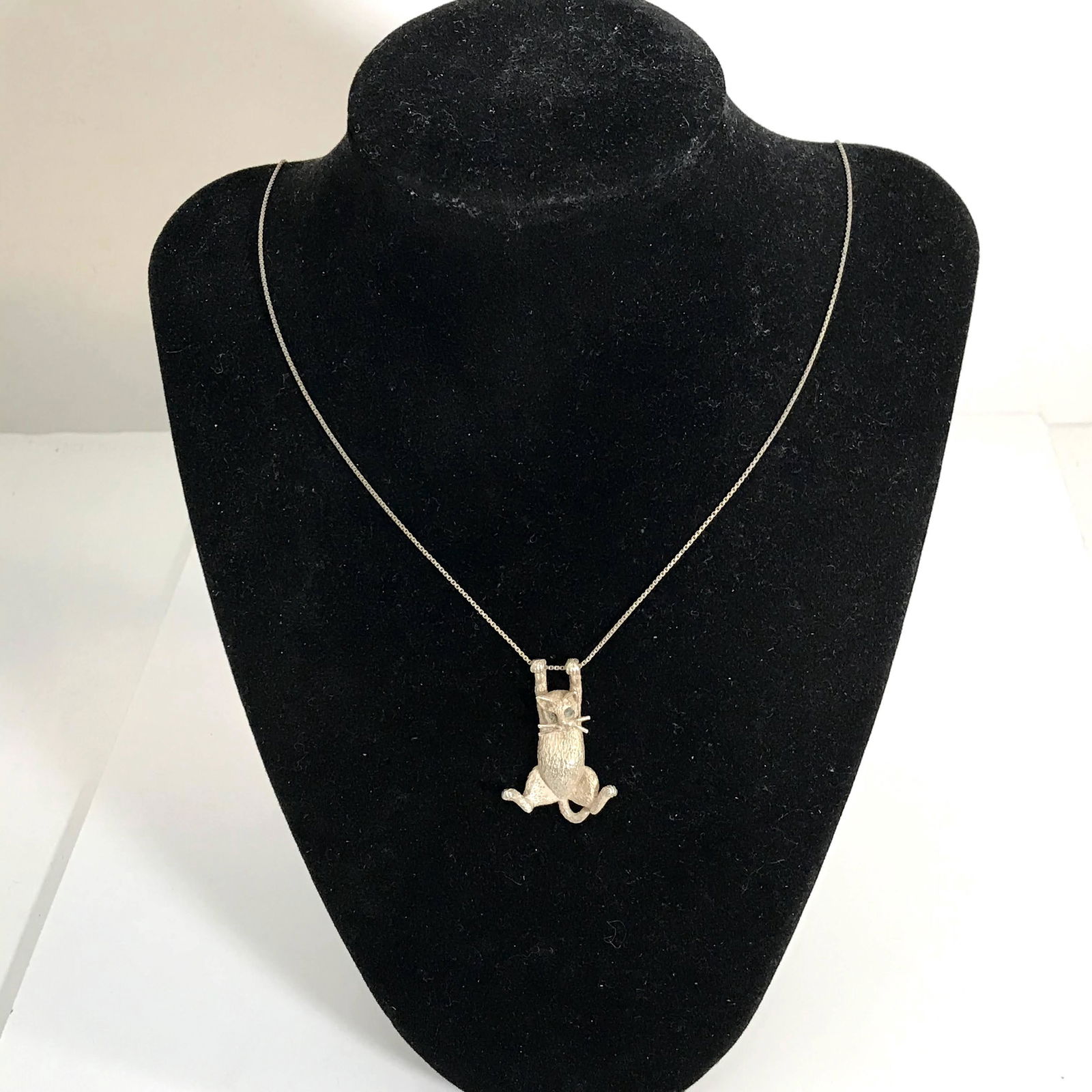 Vintage Sterling Silver Hanging Cat Pendant Sapphire (1 of 6)