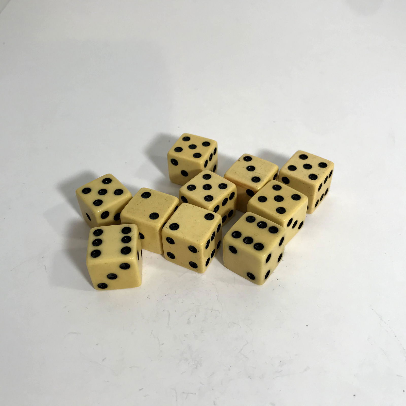 Vintage lot of 10 Bakelite Dice (1 of 4)