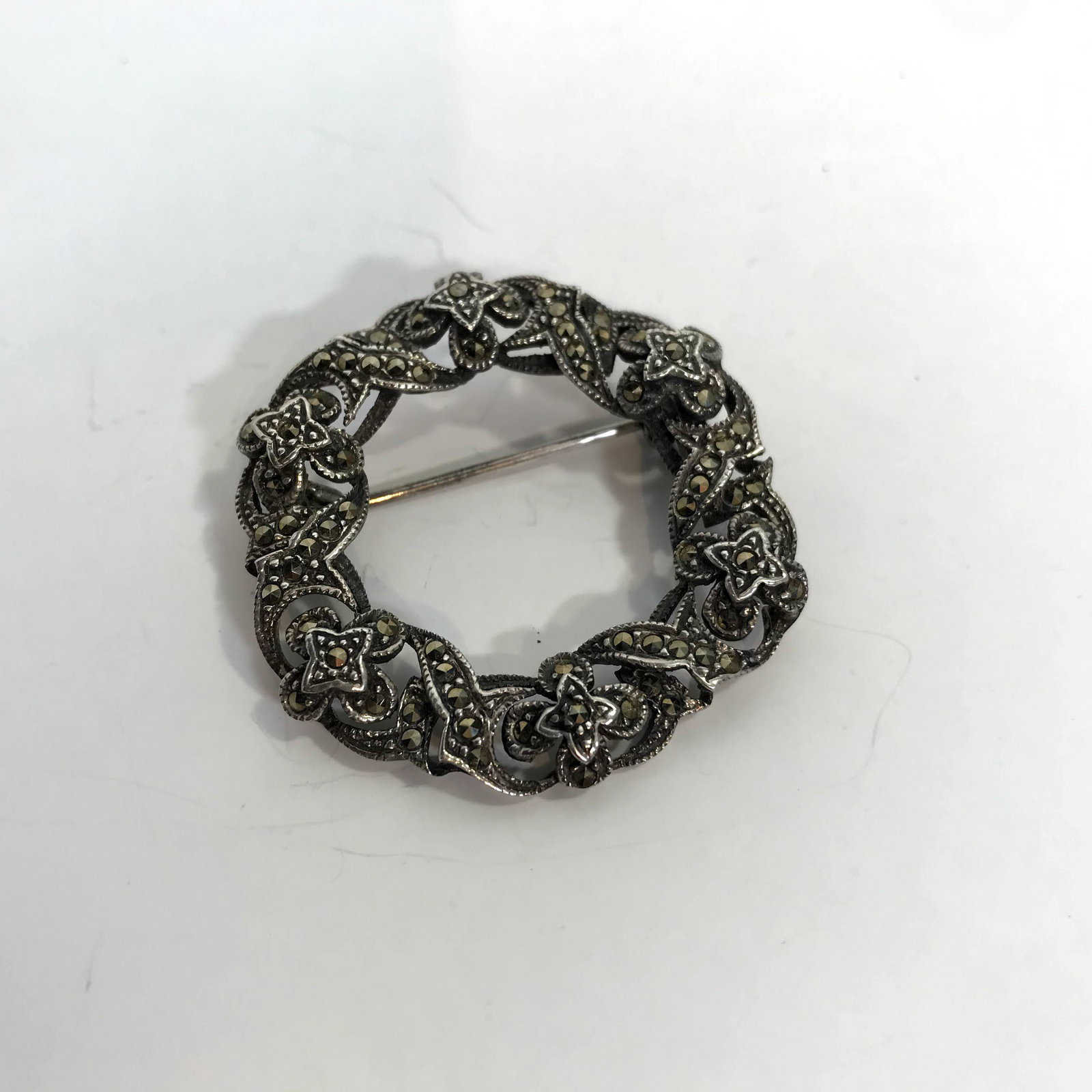 Vintage Sterling 925 Silver Wreath Marcasite Brooch Pin: Vintage Sterling 925 Silver Wreath Marcasite Brooch Pin 1 1/2" Please view all photos as they are part of the description and condition of this Item, Feel free to contact me with questions or picture 